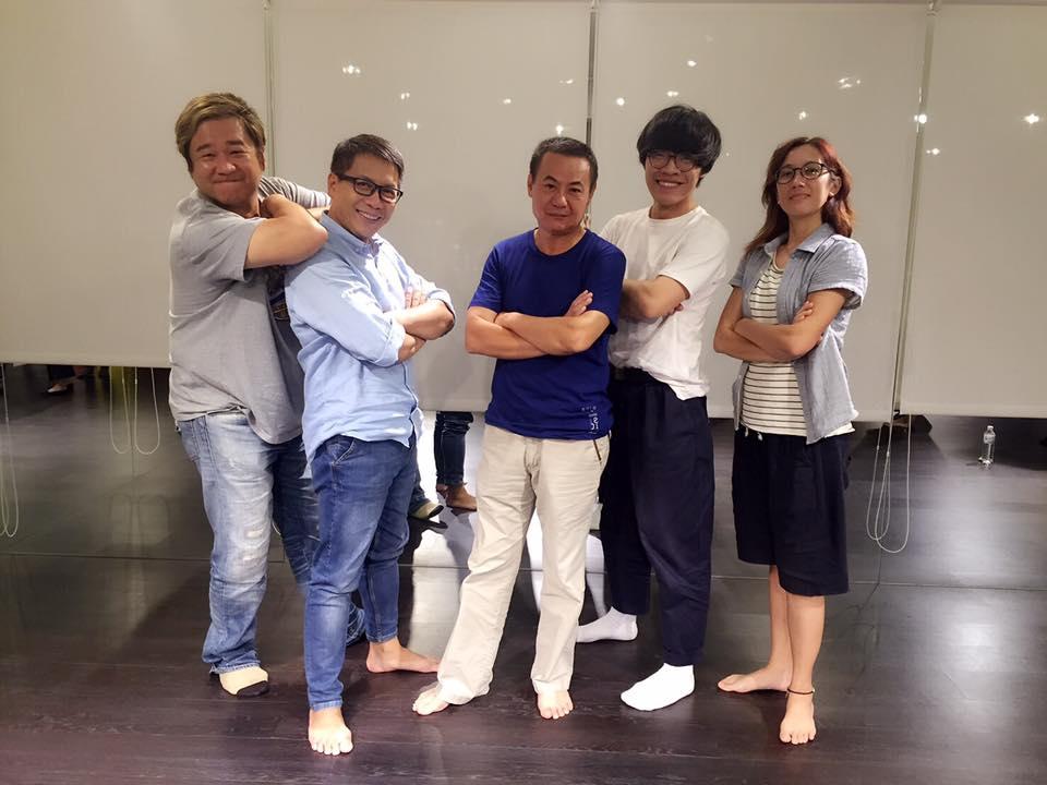 導演瞿友寧(左一)找許傑輝(左二)為戲擔任表演設計,蔡振南(中)也特地出席表演課與劇中兒子盧廣仲(右二)培養感情。(翻攝自花甲少年轉大人臉書)