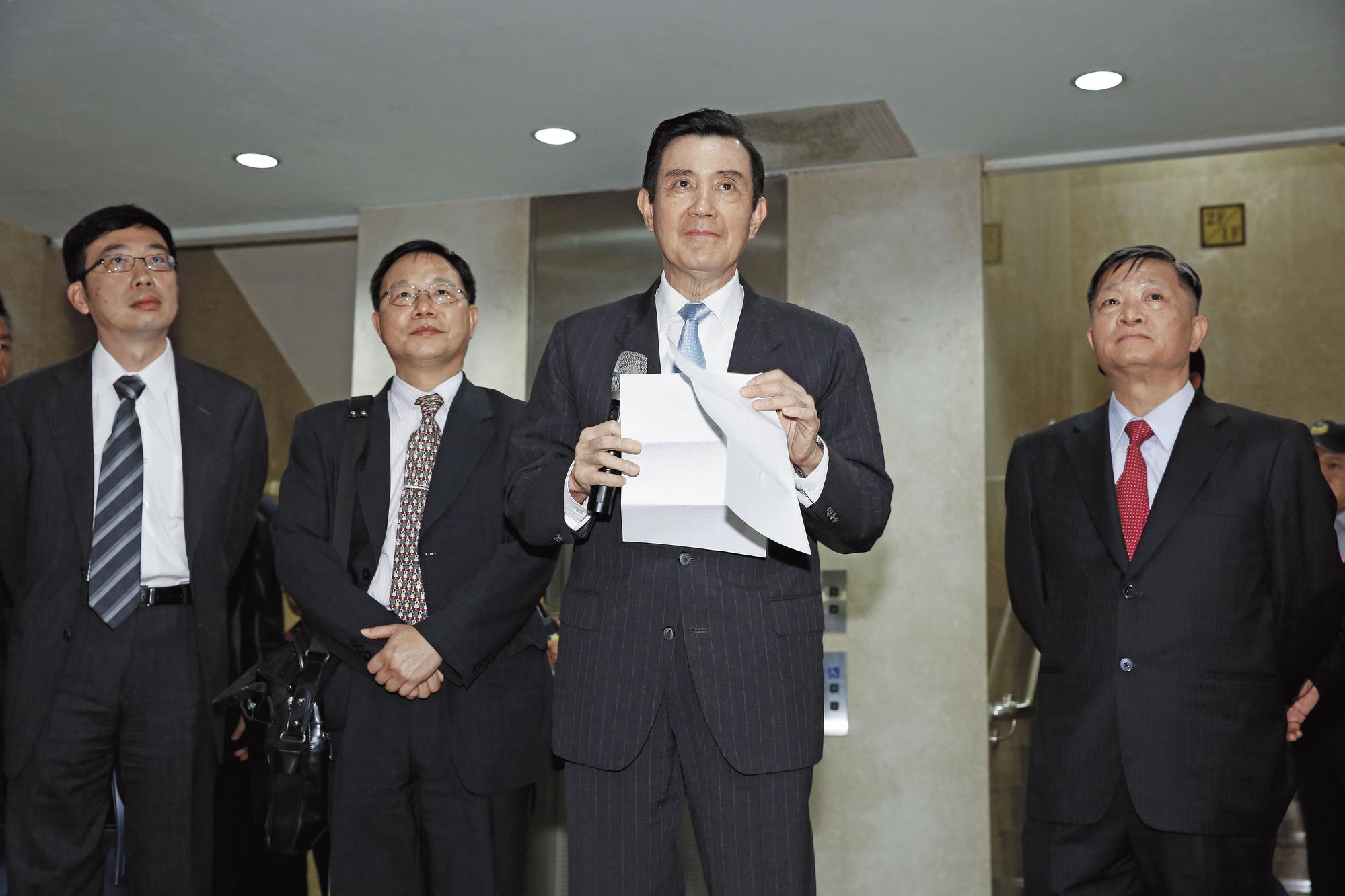 前總統馬英九遭起訴後,改委任律師吳至格(左一)、李宜光(左二)及蔡茂松(右一)辯護,祭出大法官解釋3大奇招拚無罪,4月14日出庭後便明顯露出得意的笑容。