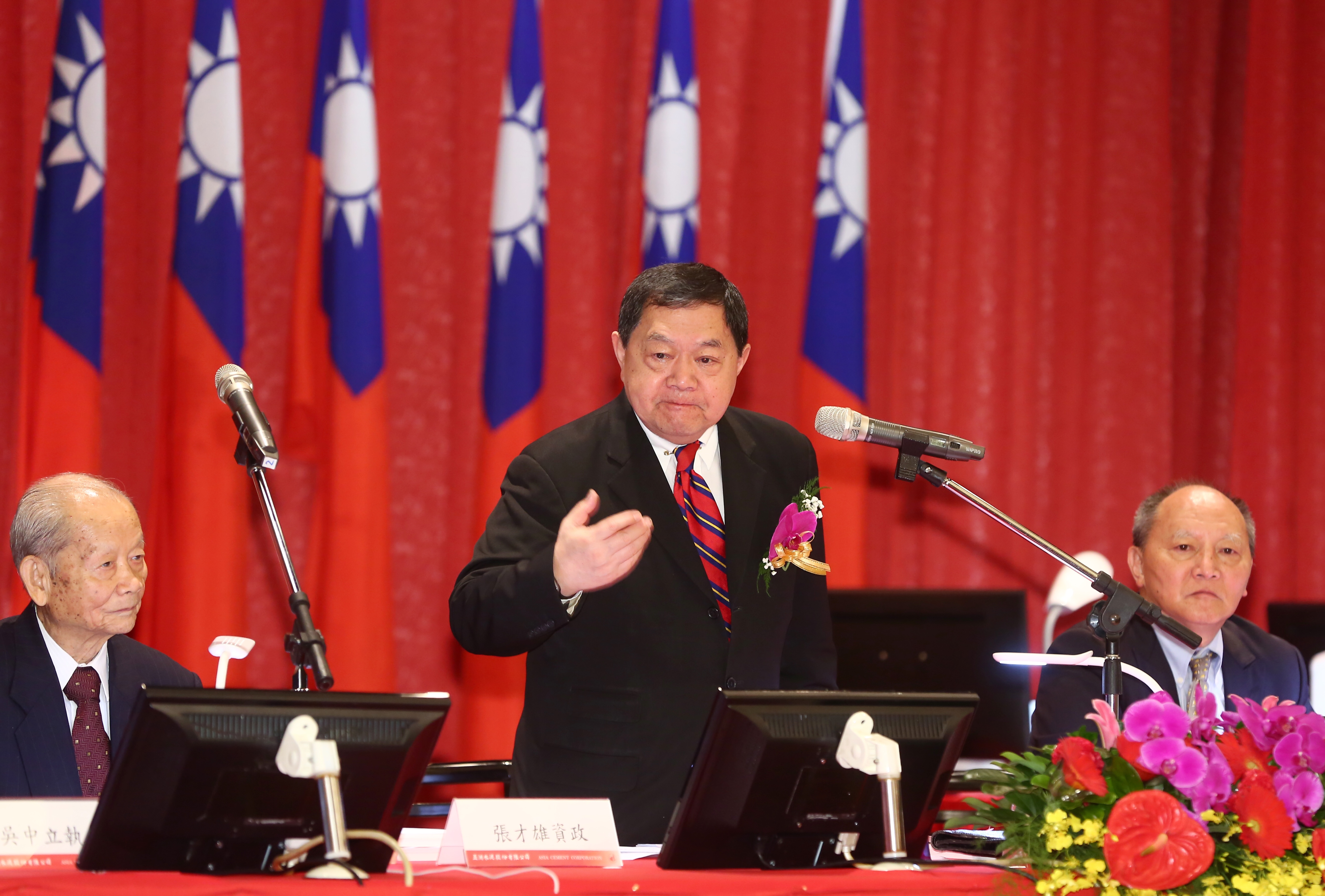 亞泥董事長徐旭東27日率公司主管一同召開股東會。