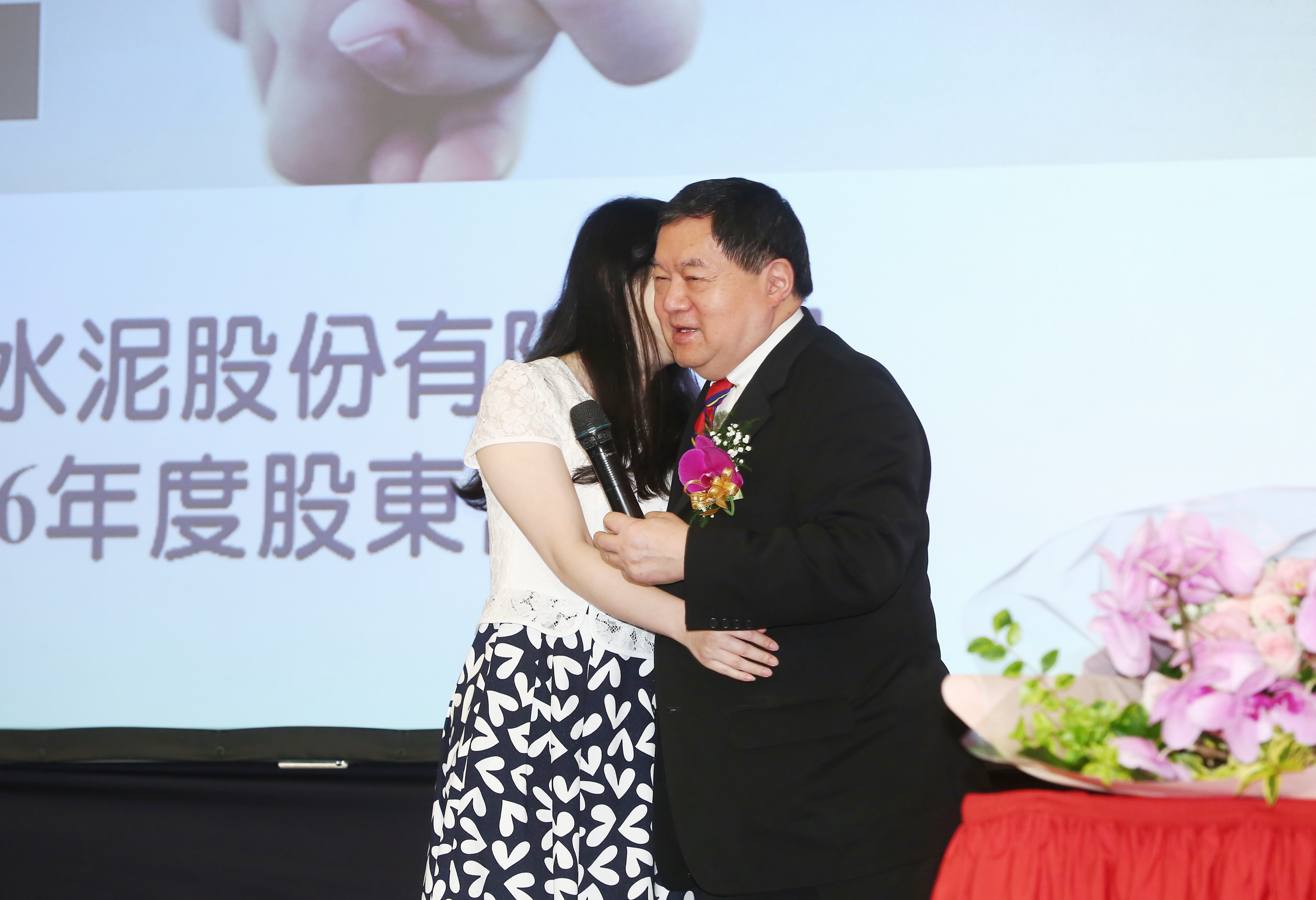 徐旭東(右)表示亞泥一切都按法律走,並強調會配合政府法規及政策。