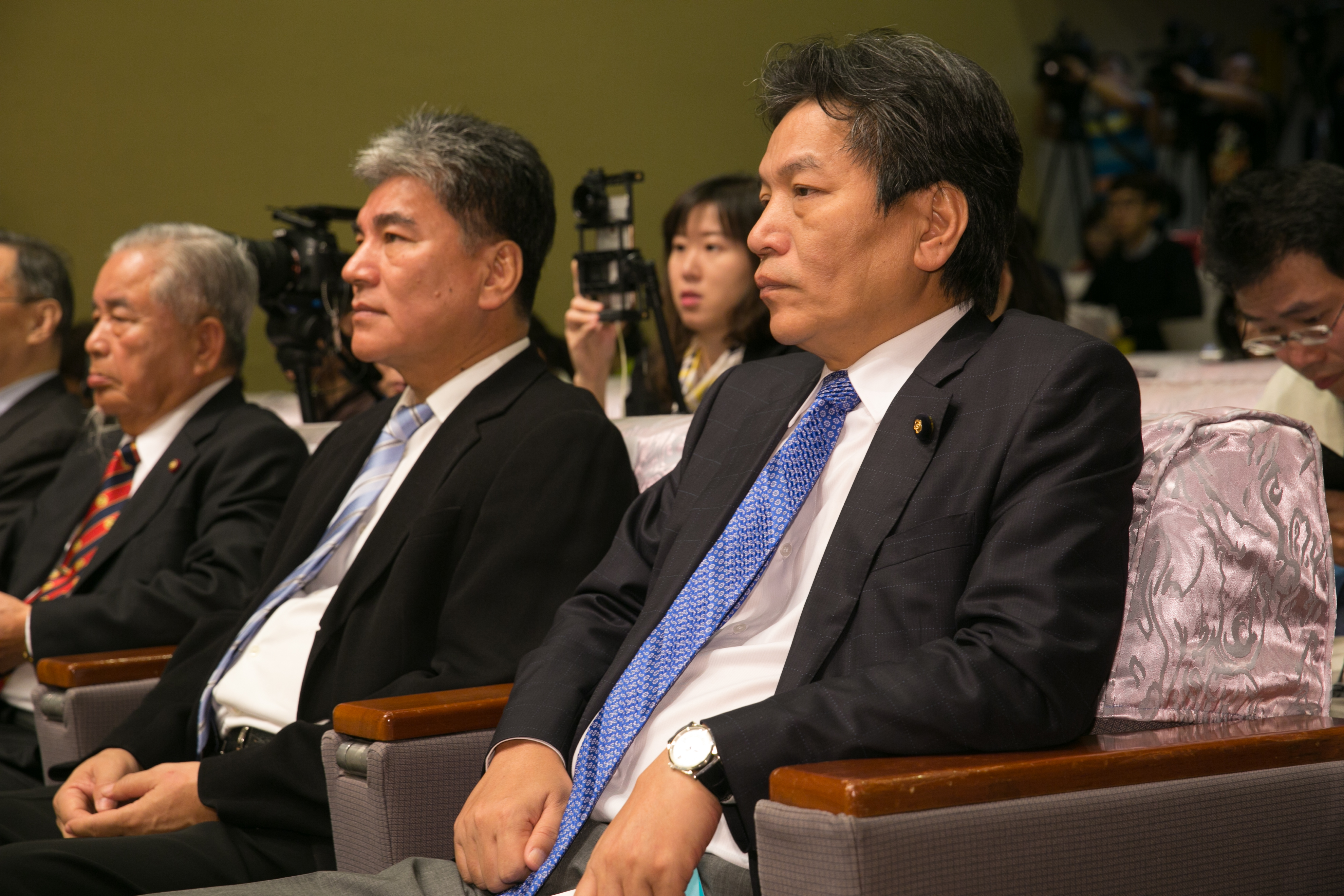 親民黨團總召李鴻鈞（右）說，年金制度不能以羞辱軍公教的方式來進行改革。