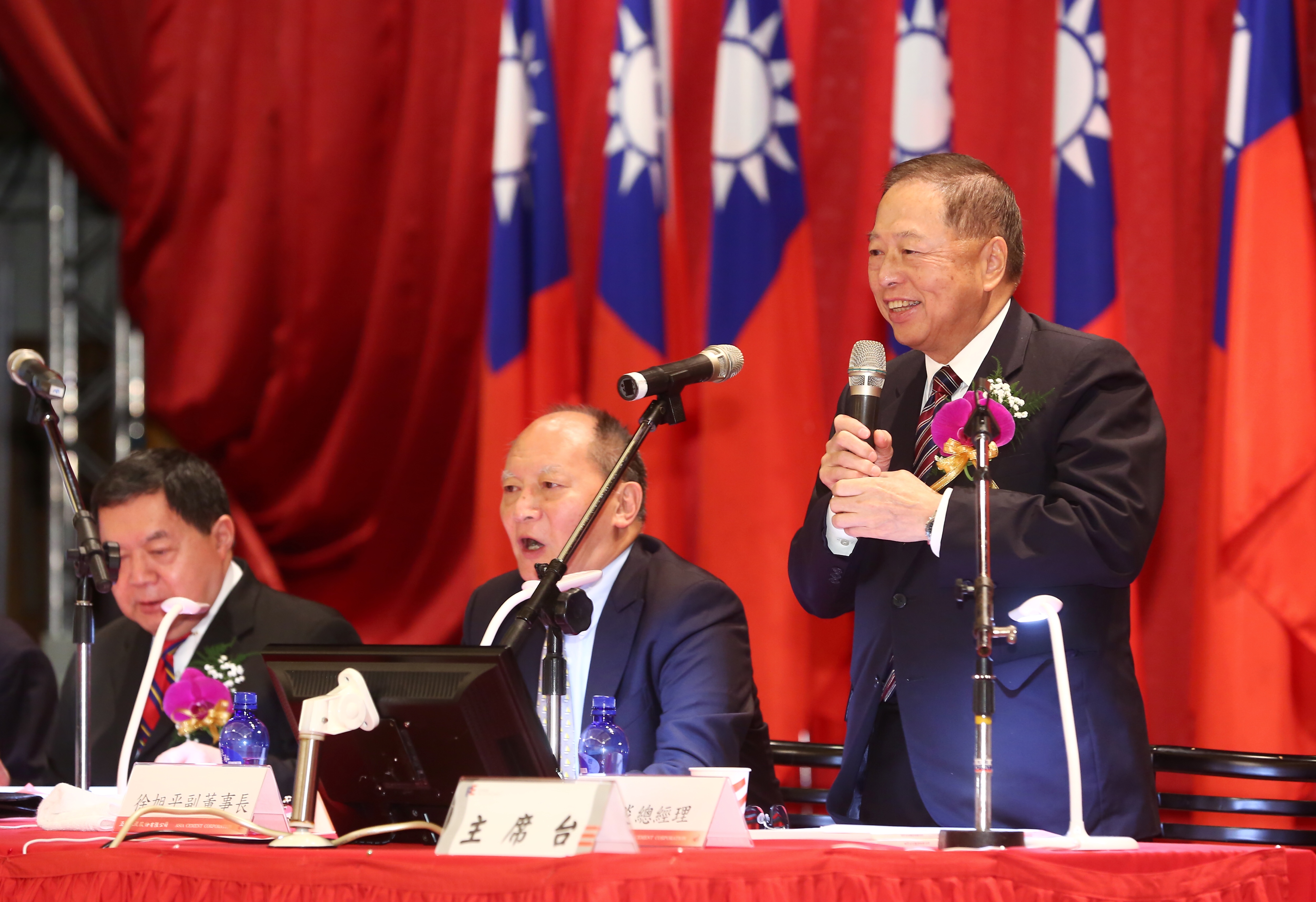 亞泥總經理李坤炎(右)指出,亞泥在植生綠化上可說是世界標竿。