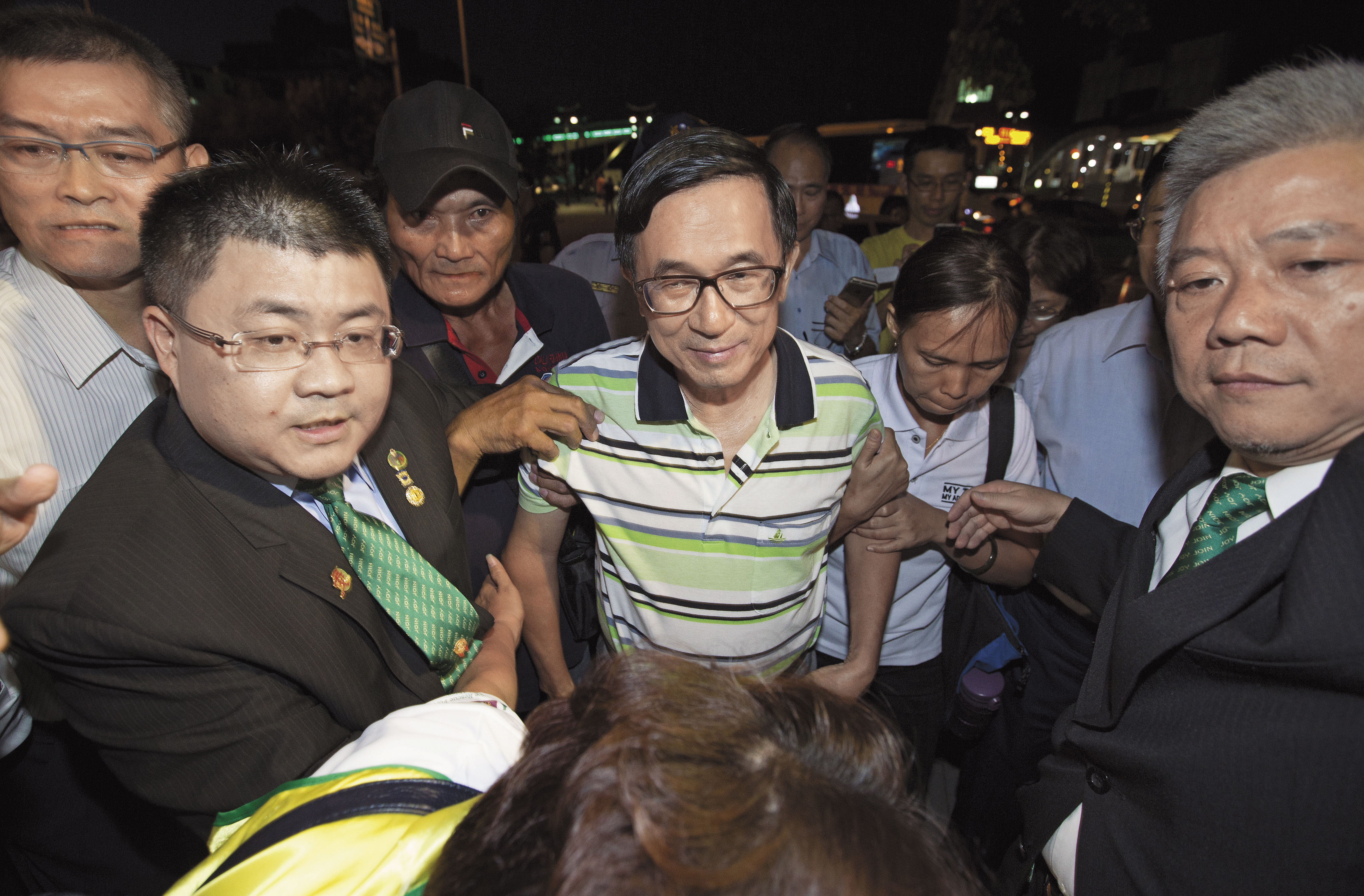 最高法院認定前總統陳水扁在龍潭購地案雖無對價關係，仍具有實質影響力，擴大解釋總統法定職權，將扁判處11年定讞。