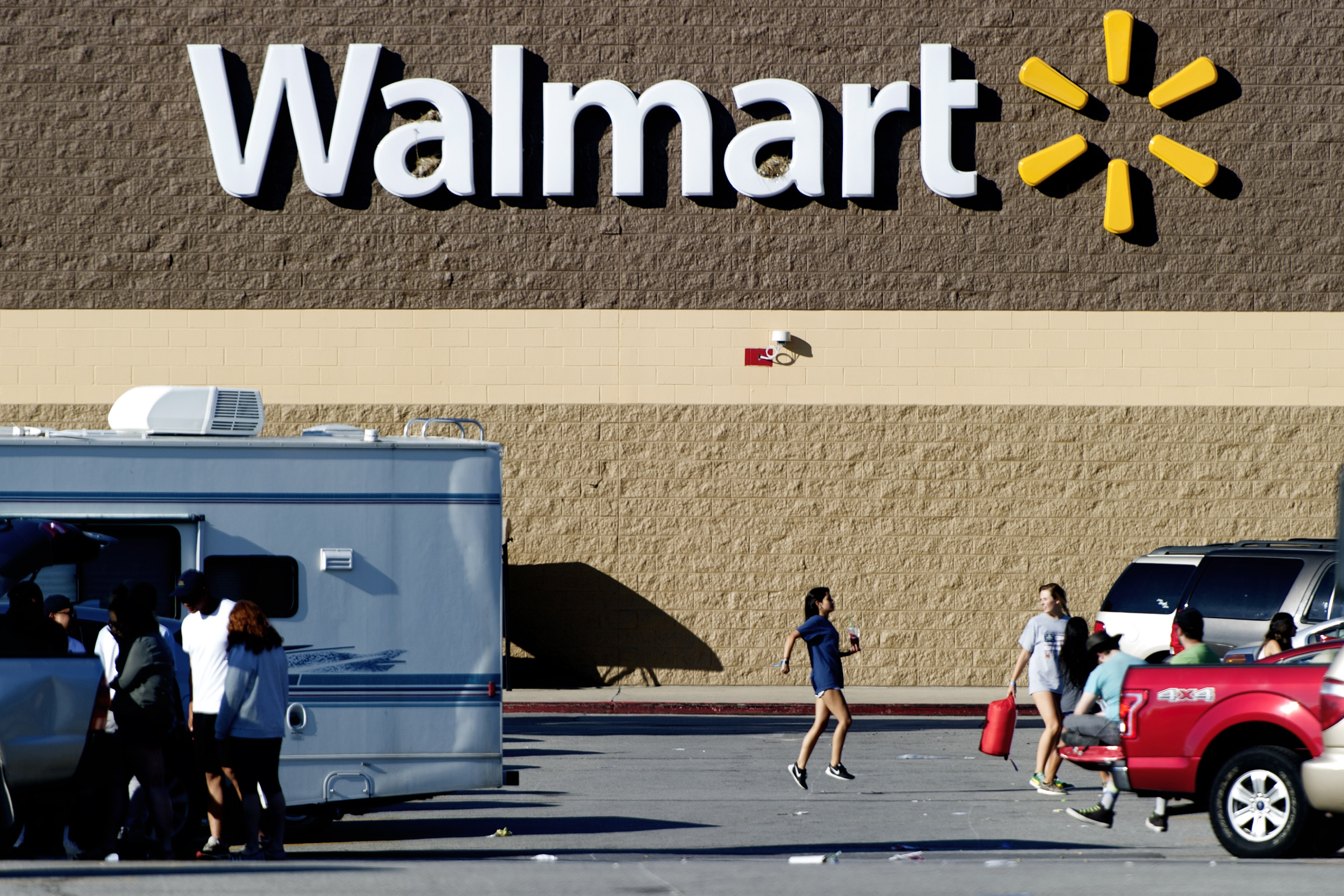 沃爾瑪宣布今年要替時薪員工加薪。