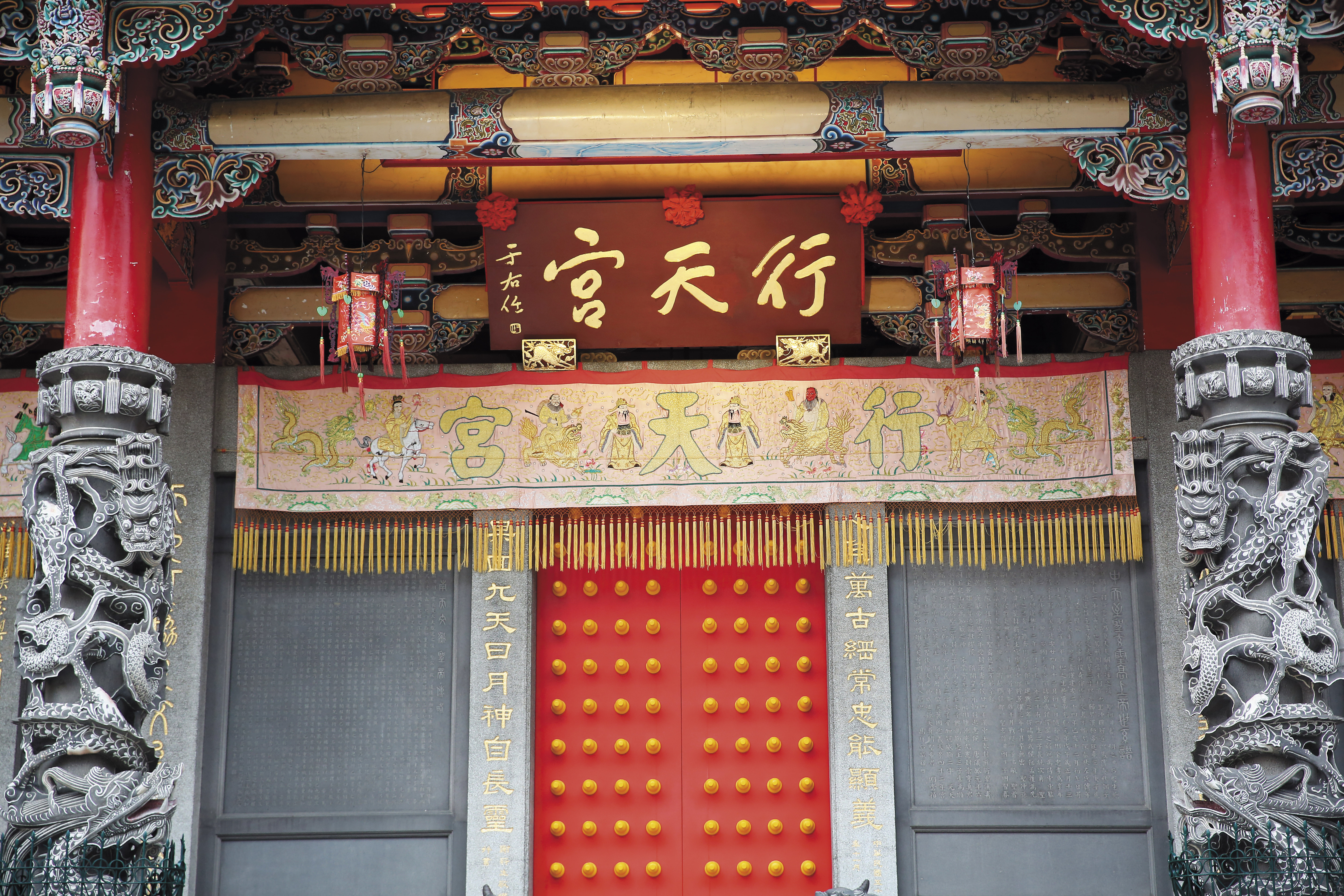 貴為近現代書法大師的于右任非常平易近人，廟宇商號求字，他都大方揮毫。
