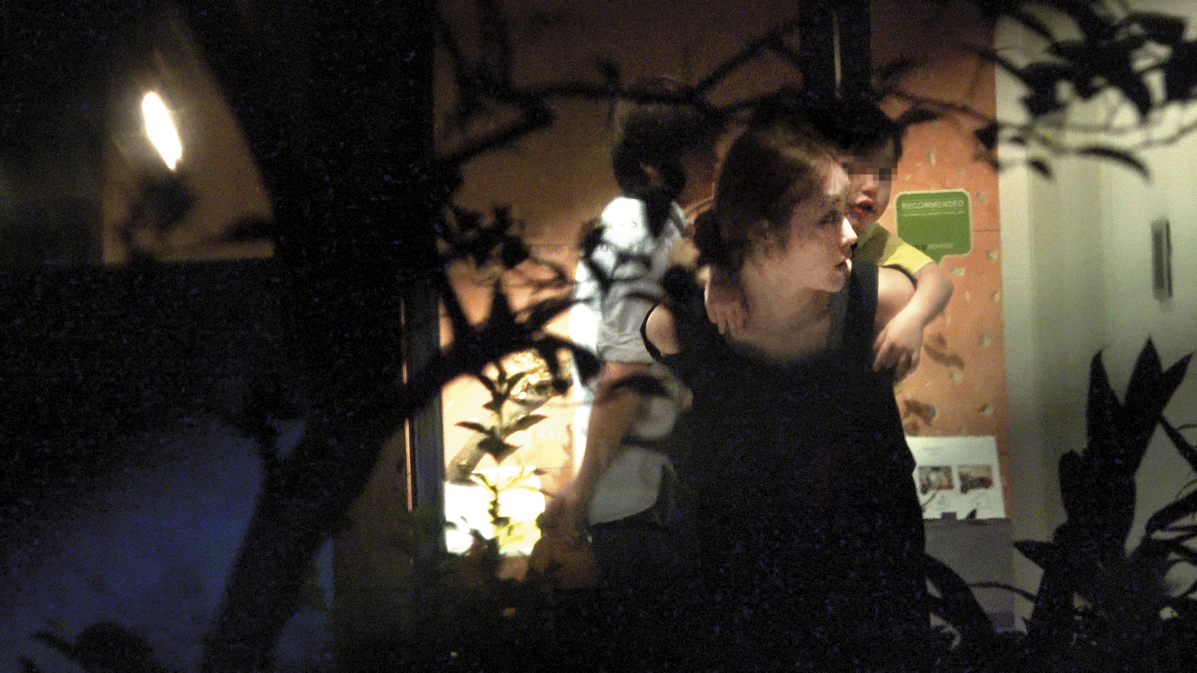 身為貴婦，麻衣哄兒子不假他人之手。據悉，她的30億豪門生活並沒如此愉快，老公王泉仁據爆多月神隱不見。