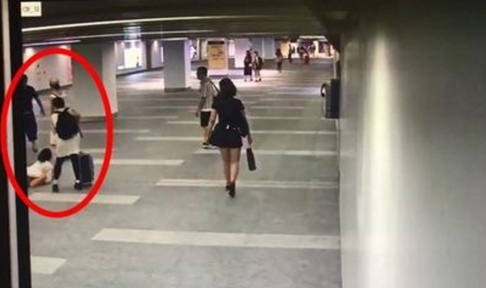 無業的吳姓街友酒後失控,在機場捷運站內隨機攻擊女路人。