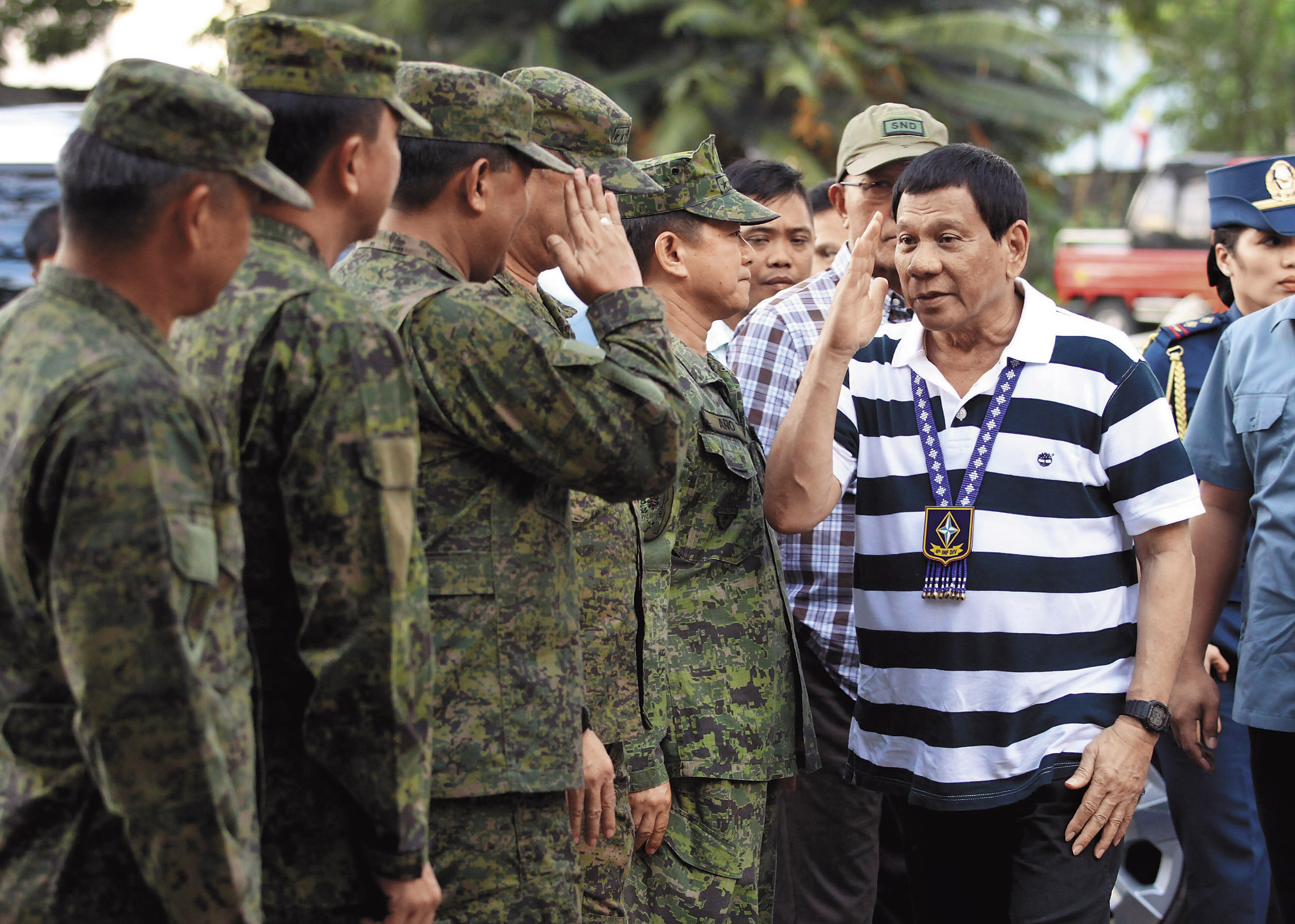 杜特蒂經台灣醫師調養後，6月17日復出視察菲國政府軍，但氣色仍不佳。（東方IC）