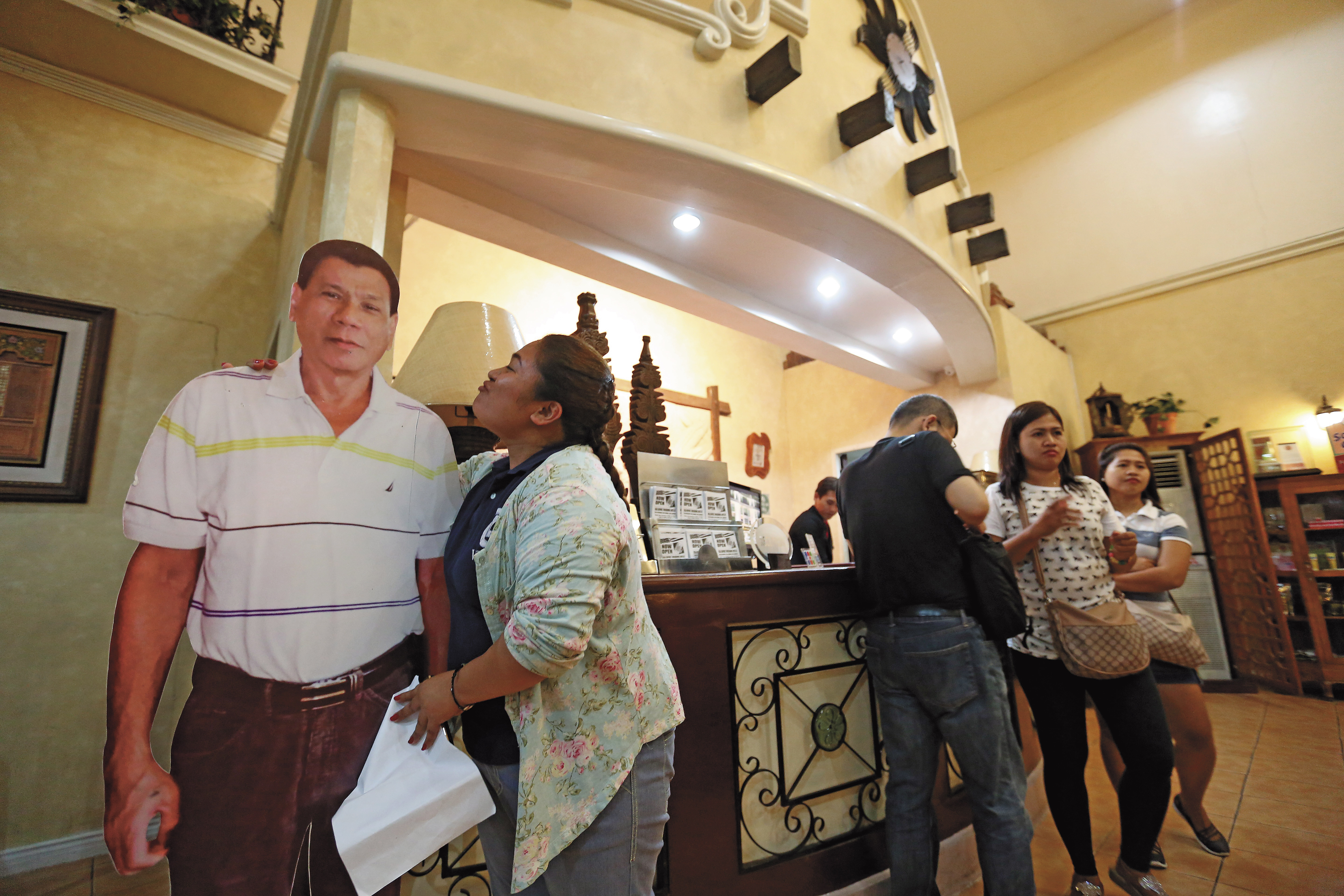 菲律賓民眾很挺杜特蒂，人形立牌隨處可見，這是在他的家鄉達沃市飯店裡，民眾與立牌熱情合影。