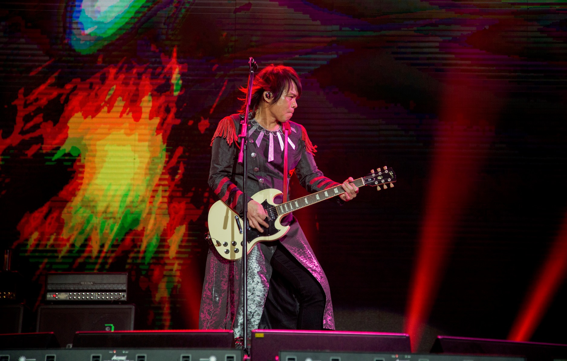 伍佰台上唱得熱嗨，台下歌迷不忘幫他關注金曲獎得獎消息。