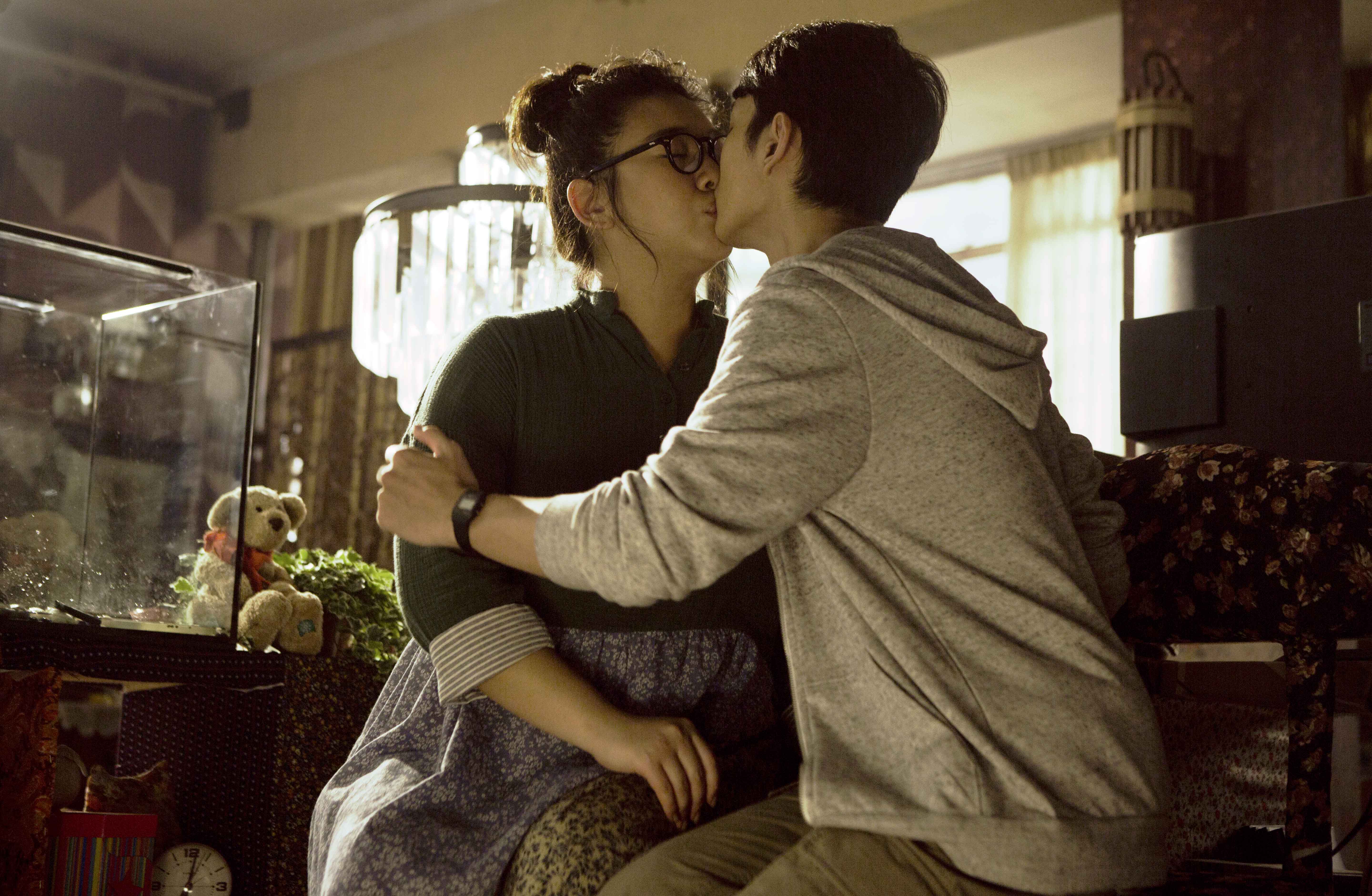 鄭欣宜演出電影《29+1》大膽向蔡瀚億索吻，她表示自己雖然看起來洋派，但談起戀愛還是很保守。