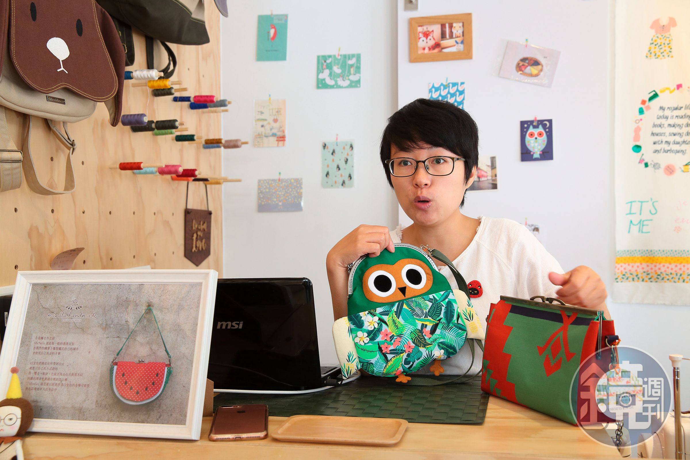 手作口金包品牌「Misala」的店主 Michelle，香港人，偶然發現自己的創作布包興趣，落腳對文創產業友善的台灣創業。 