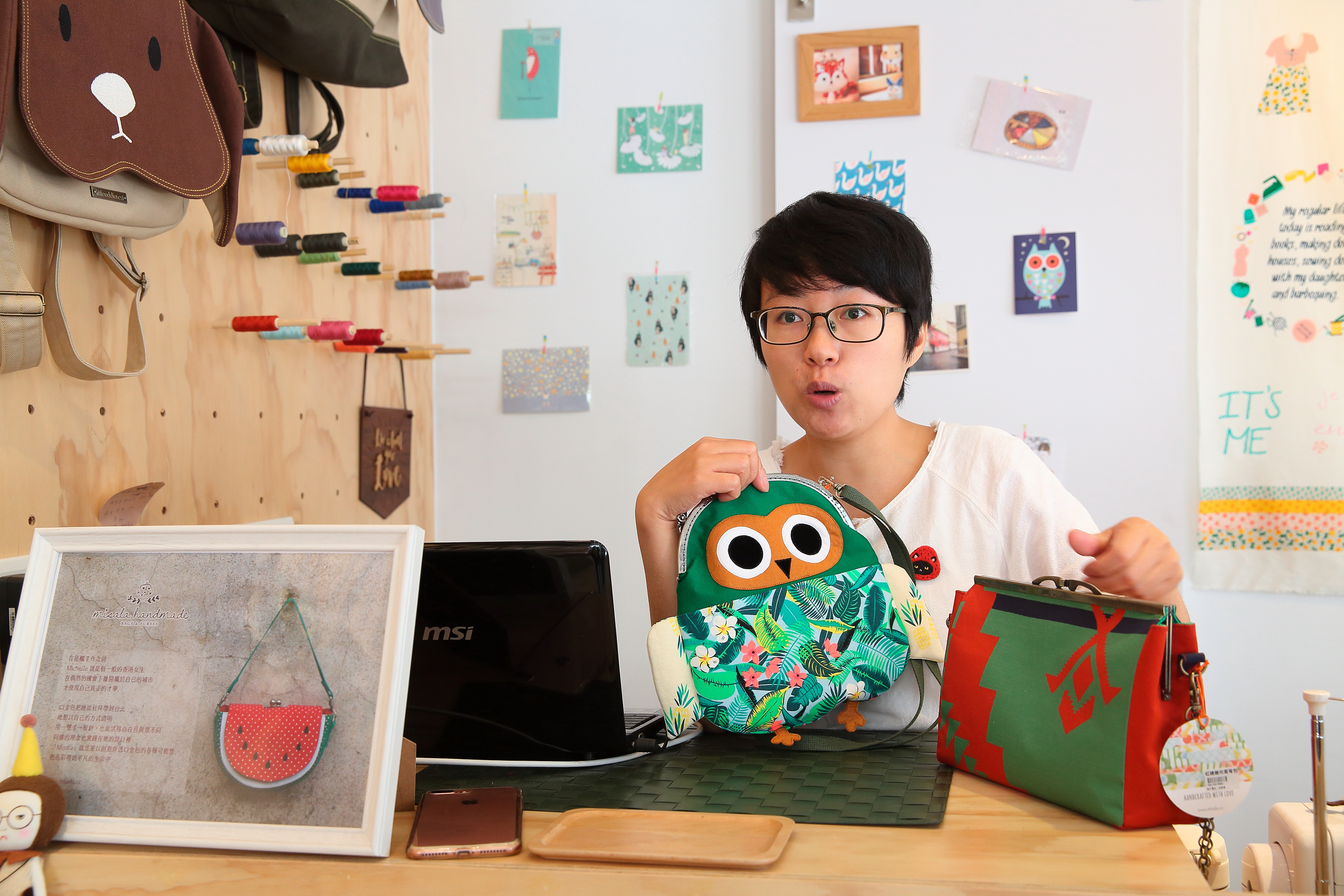 手作口金包品牌「Misala」的店主 Michelle，香港人，偶然發現自己的創作布包興趣，落腳對文創產業友善的台灣創業。 