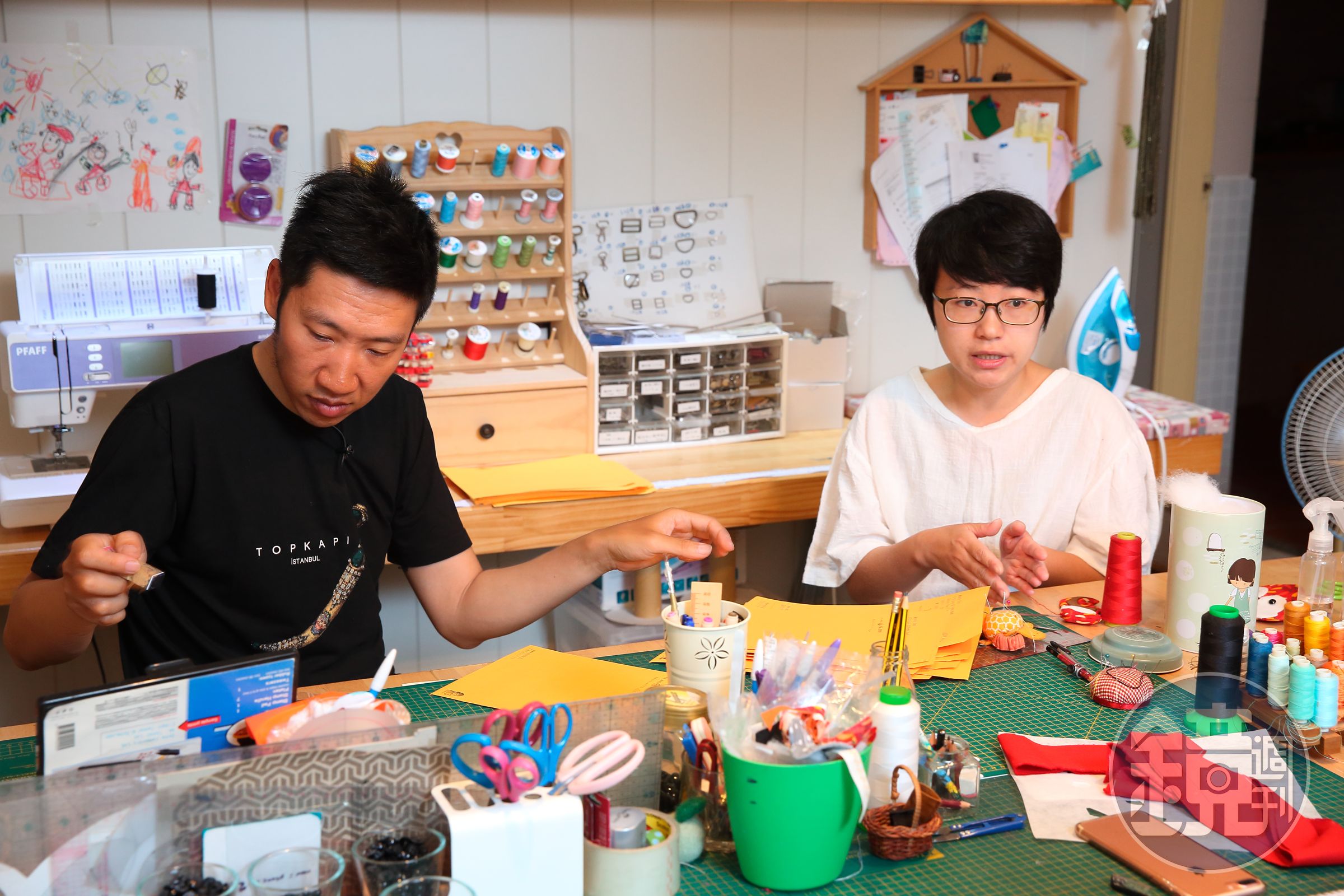 香港小夫妻Sanford（左）、Michelle（右）4年前來台創業，定居新北市土城，夫妻一起經營手作布包生意。