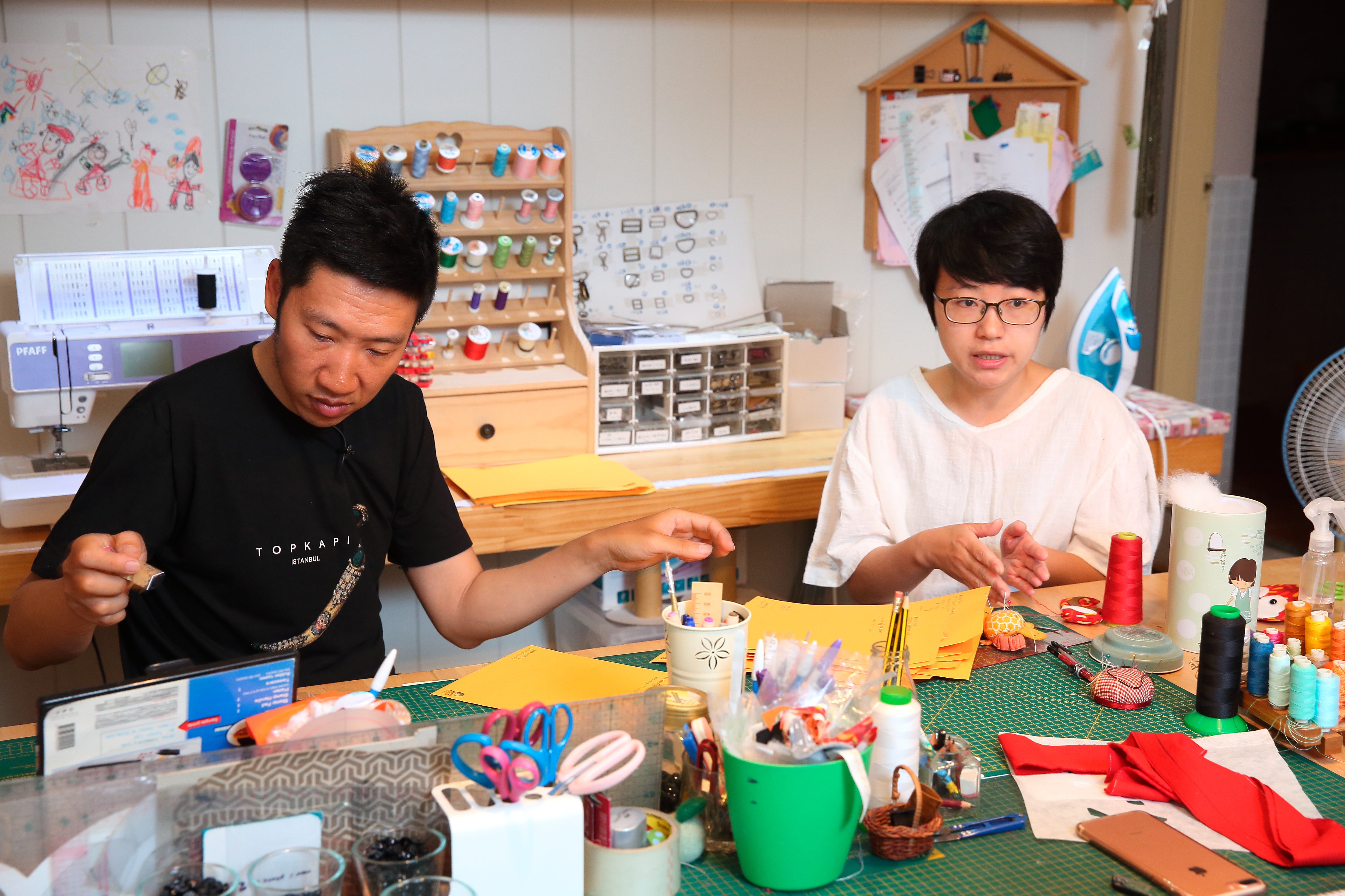 香港小夫妻Sanford（左）、Michelle（右）4年前來台創業，定居新北市土城，夫妻一起經營手作布包生意。