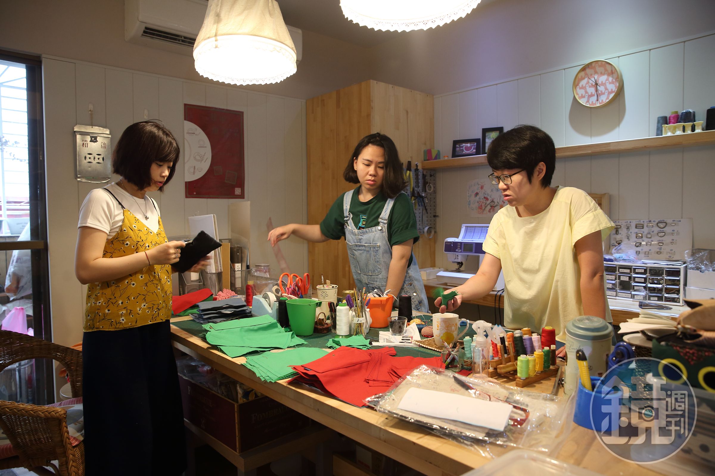 Michelle(右)找來2位員工，培養他們，每天一起在新北市土城工作室趕工，共同分擔龐大的工作量。