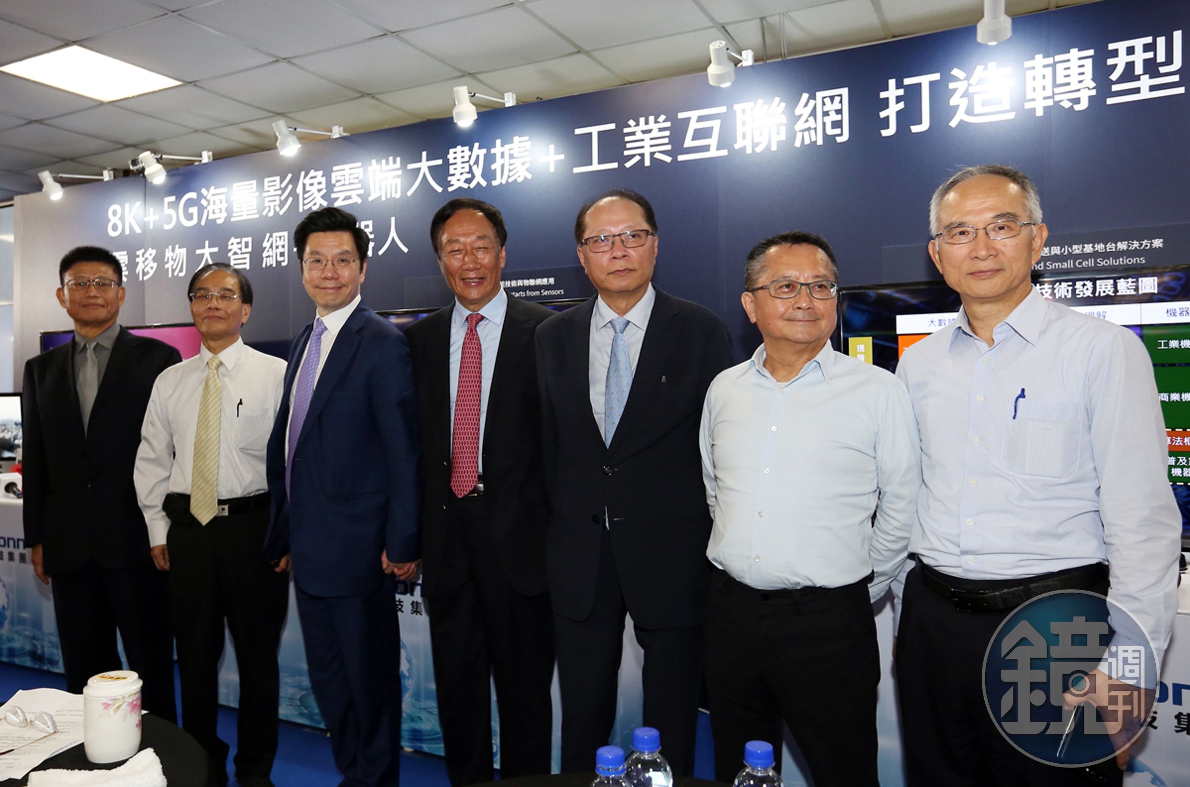 鴻海董事長郭台銘為了爭取東芝，組精英團隊負責寫競標書，圖為鴻海董事與郭台銘。