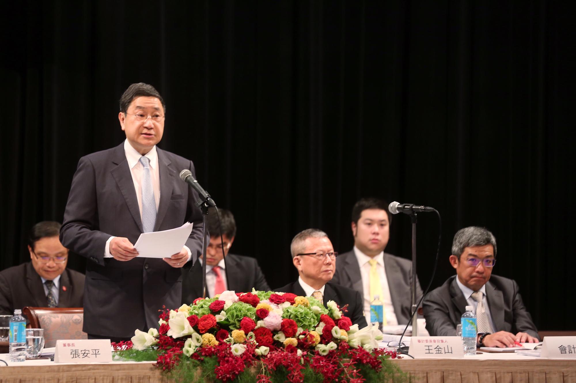 台泥董事長張安平(左二)首度主持股東會,對台泥發展沿革發表了2千多字的報告。