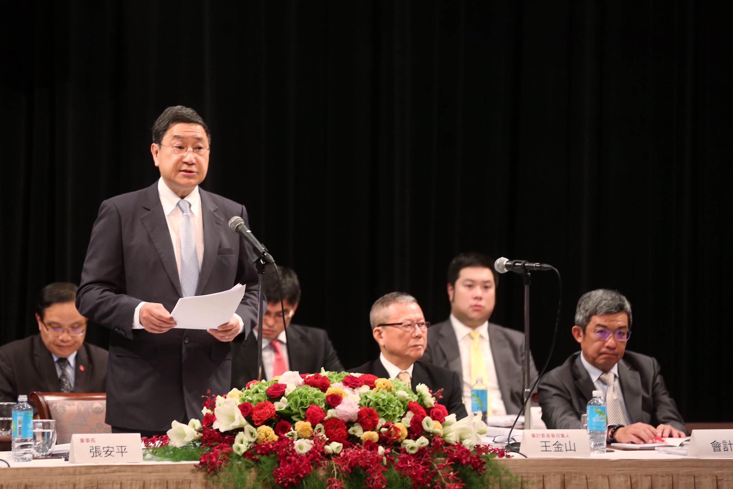 台泥董事長張安平（左二）首度主持股東會，對台泥發展沿革發表了2千多字的報告。