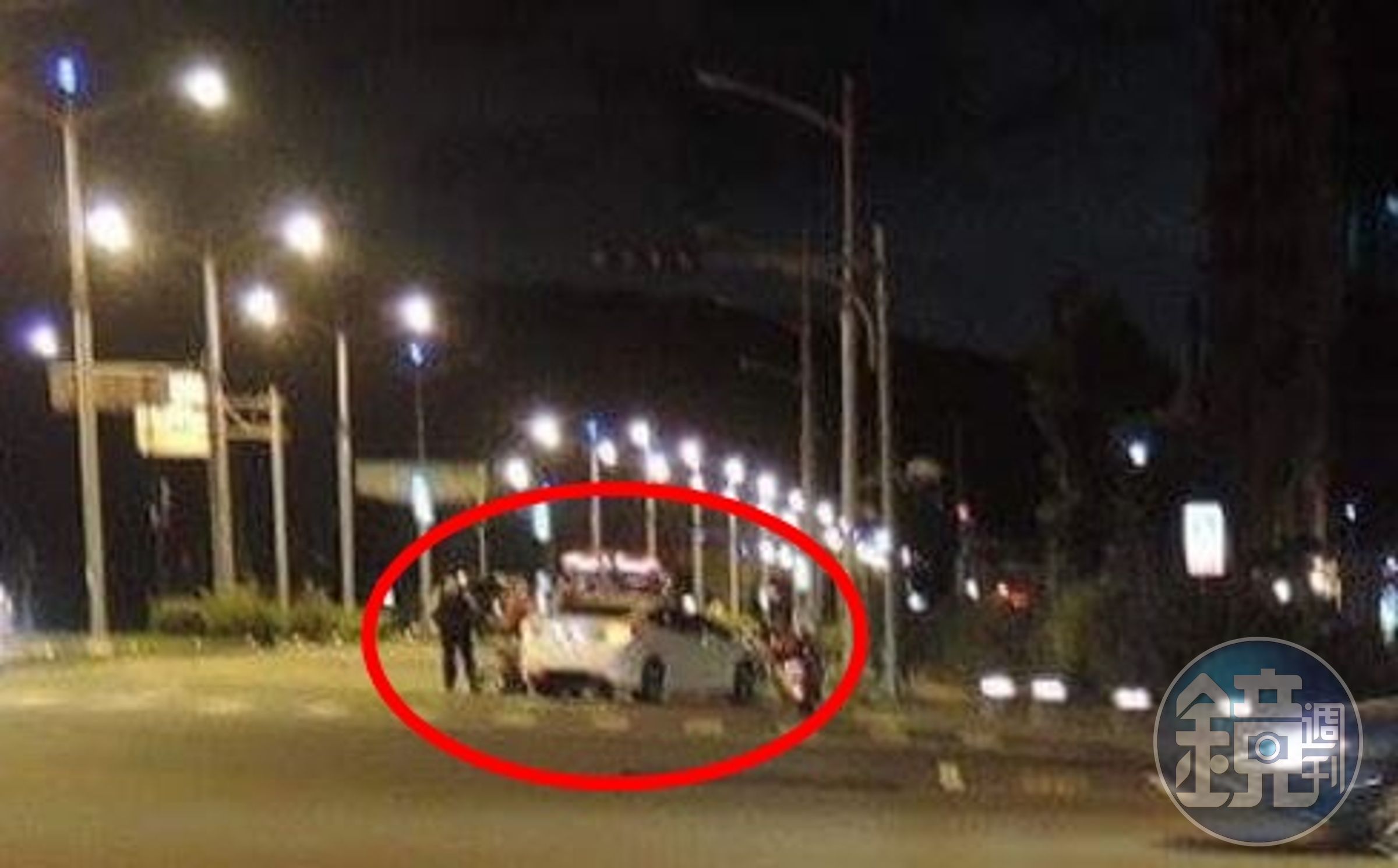 邱姓員警（紅圈處）回車上拿行車記錄器上的記憶卡，不料卻意外昏迷。