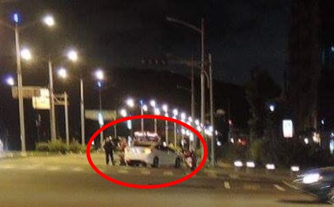 邱姓員警（紅圈處）回車上拿行車記錄器上的記憶卡，不料卻意外昏迷。