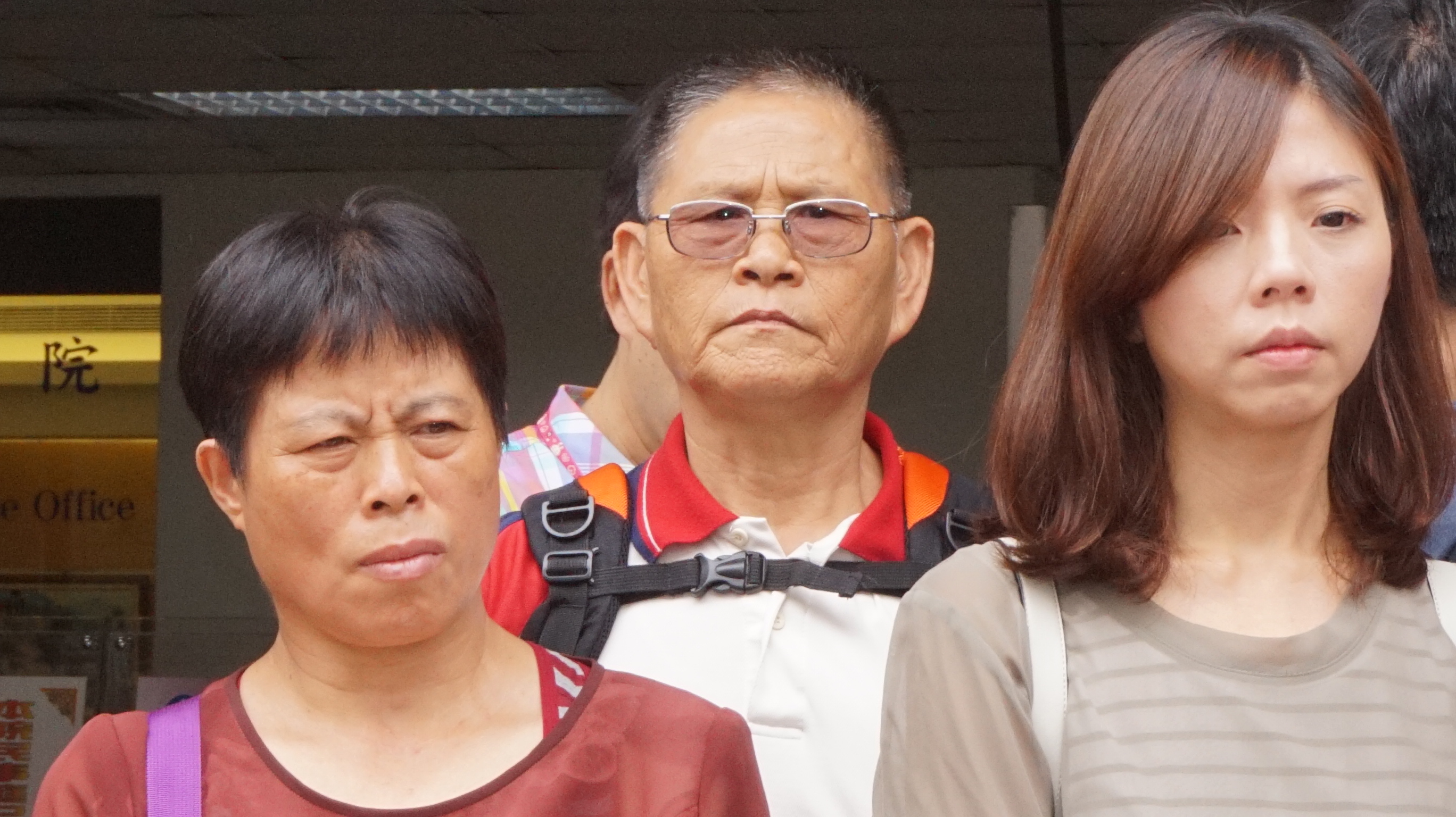 洪仲丘案更一審宣判，洪媽媽胡素真(左起)與丈夫及女兒洪慈庸出庭聽判，洪媽媽說，還是會難過。