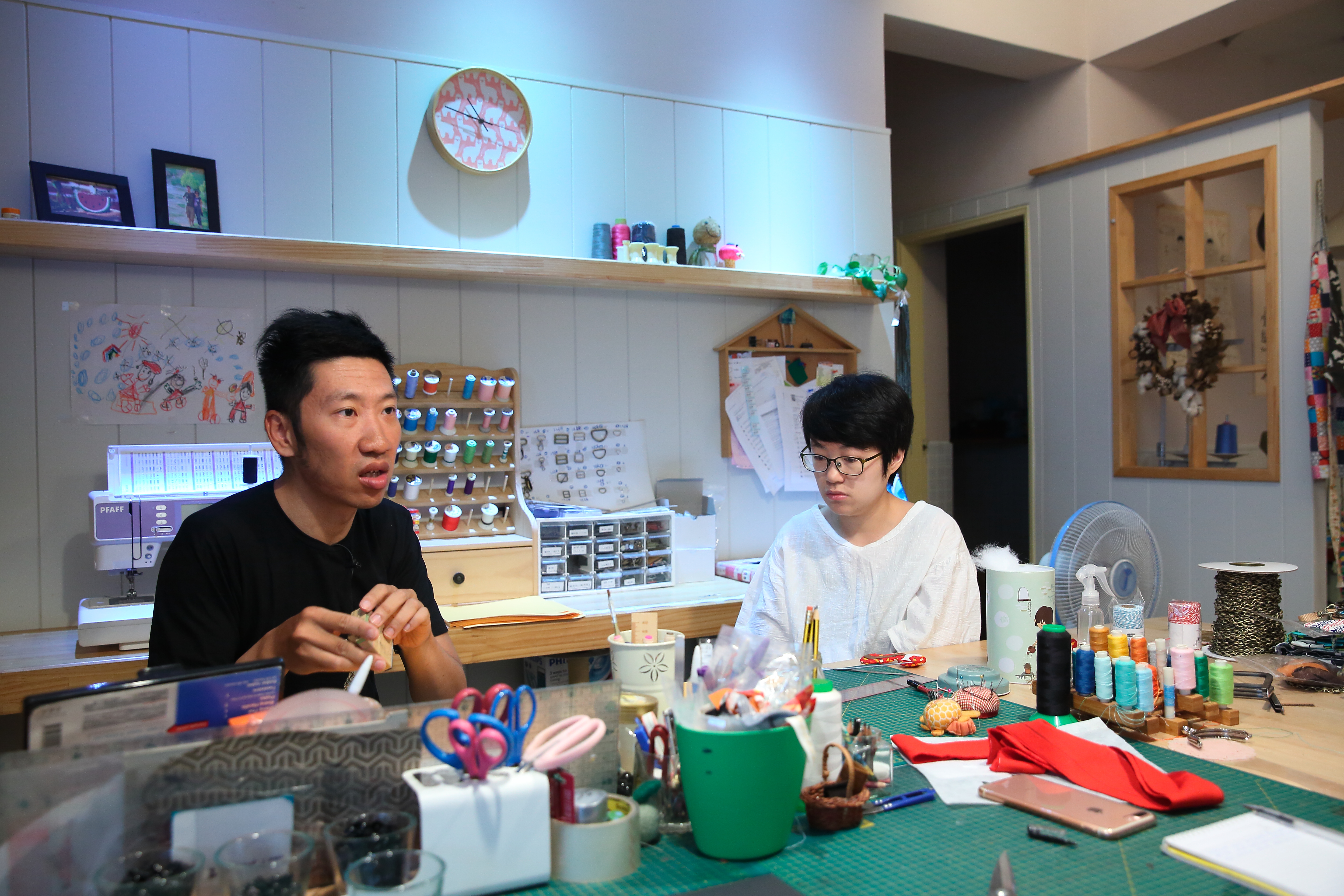 從零開始、網路起家的手作包「Misala」品牌，由七年級生香港夫妻檔潘煜熹（左）、陳玉香（右）創立。