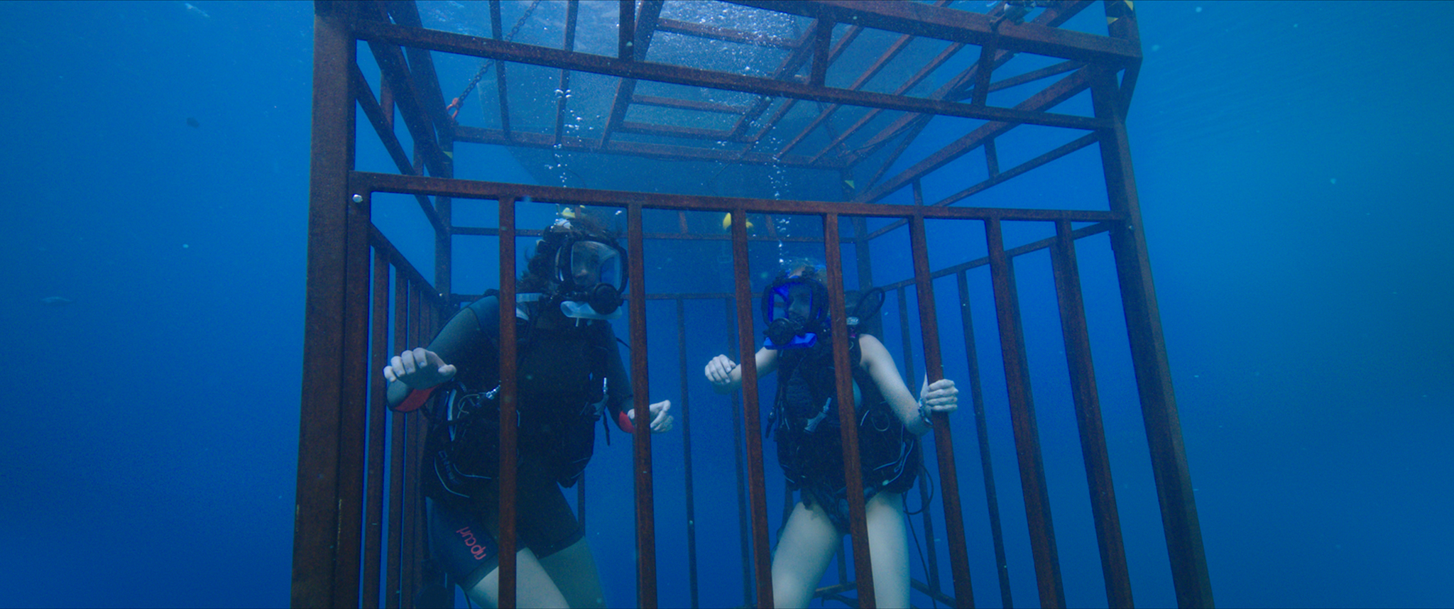 曼蒂摩兒（右）與克萊兒霍特在片中潛水觀鯊，但身處的鐵籠繩索卻斷裂，2人被困在47米深的海底。
