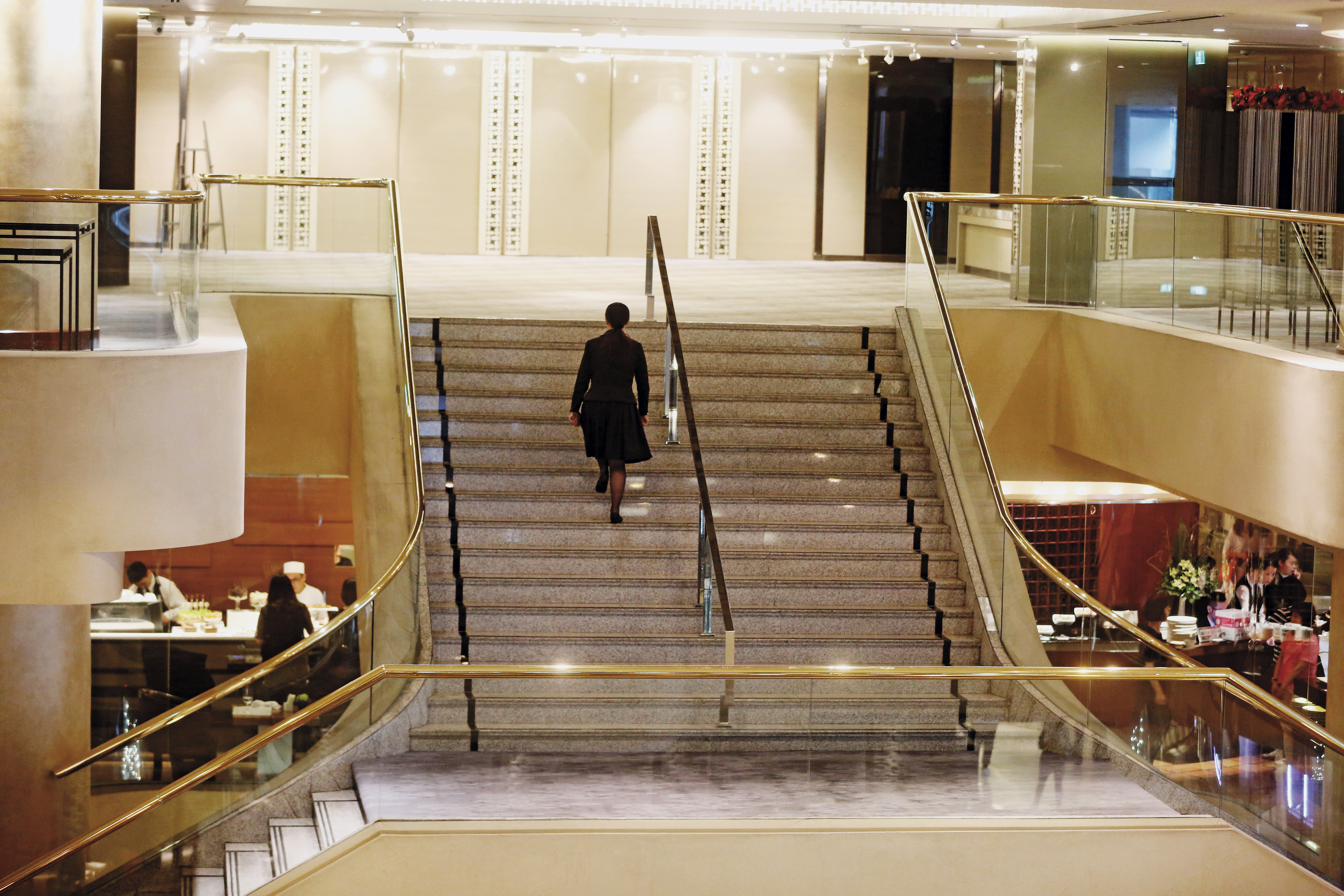 辜成允從3樓跌落至2樓平台，頭部重擊地面，案發後，晶華已加裝中央扶手。