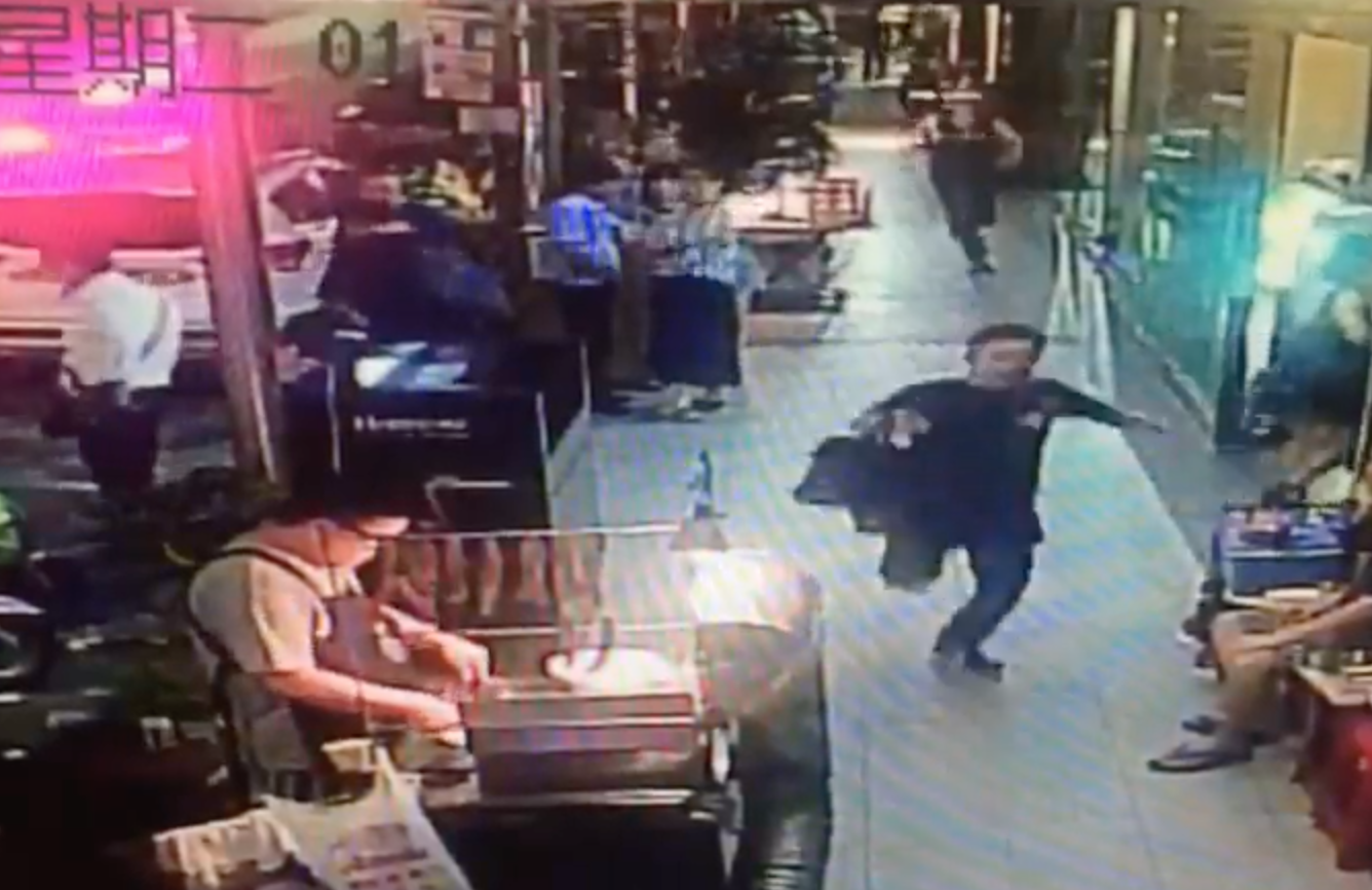 隨身攜帶多種毒品的嫌犯跑給警察追。