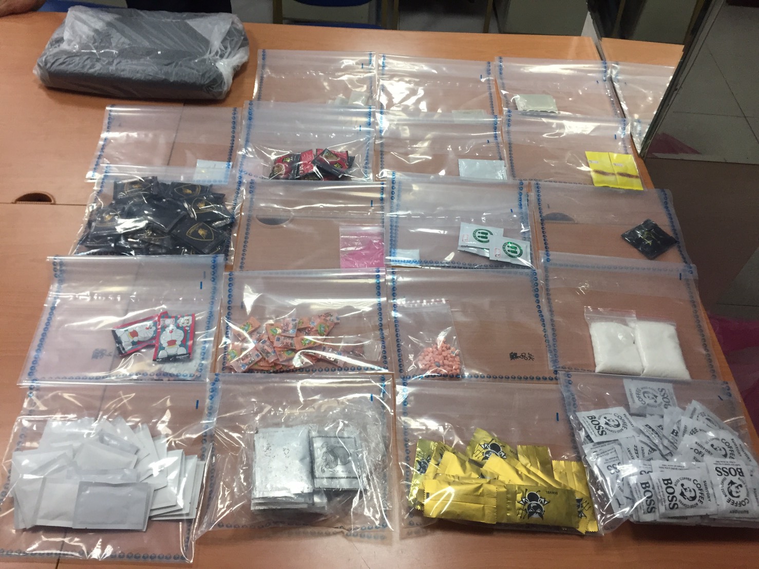 警方在嫌犯的包包內起出20多種不同包裝樣式的毒品。