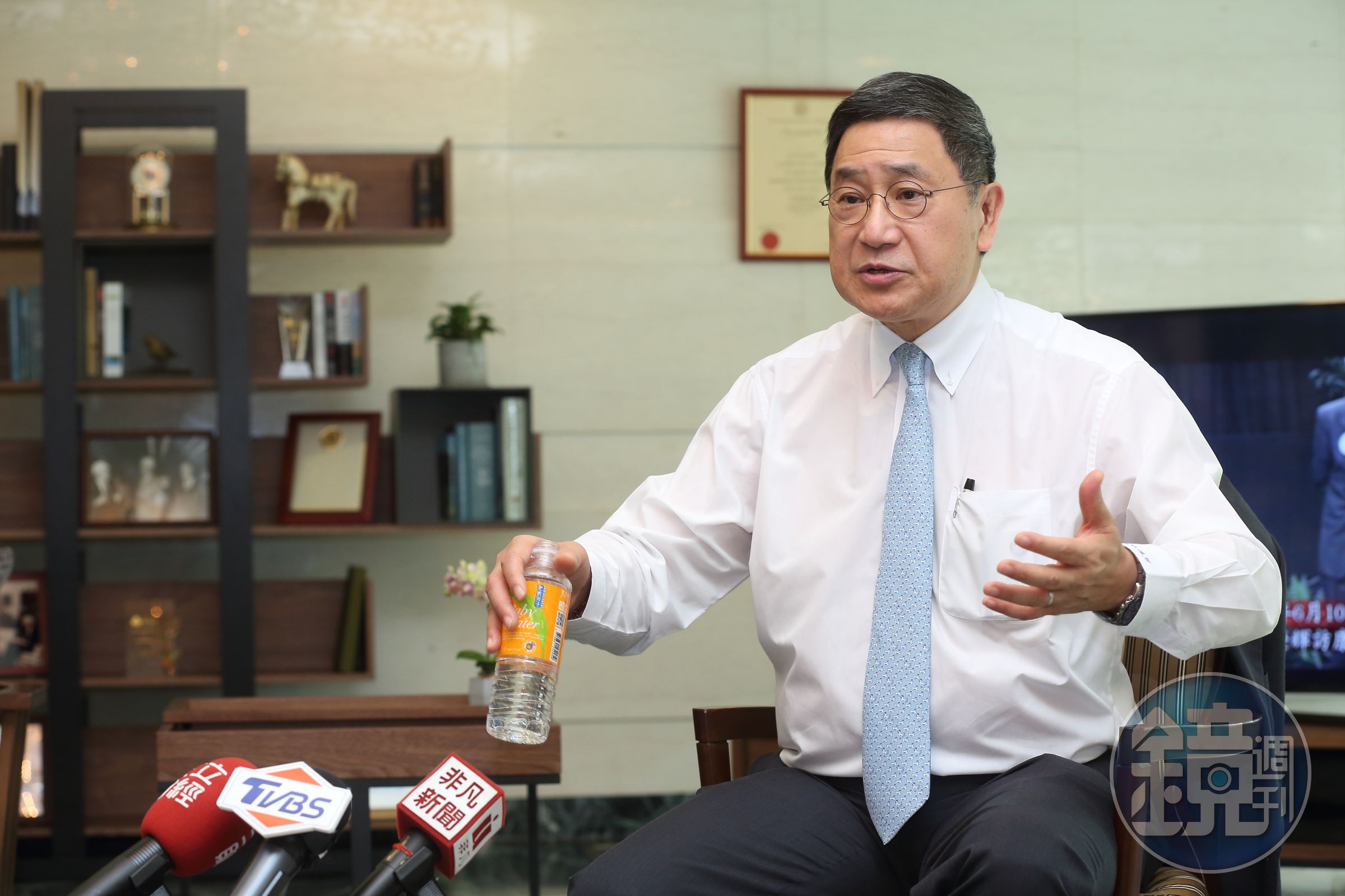 台泥董事長張安平今（28）日在股東會後，親上火線回應近日水泥業，因亞泥礦權展延掀起的環保爭議。