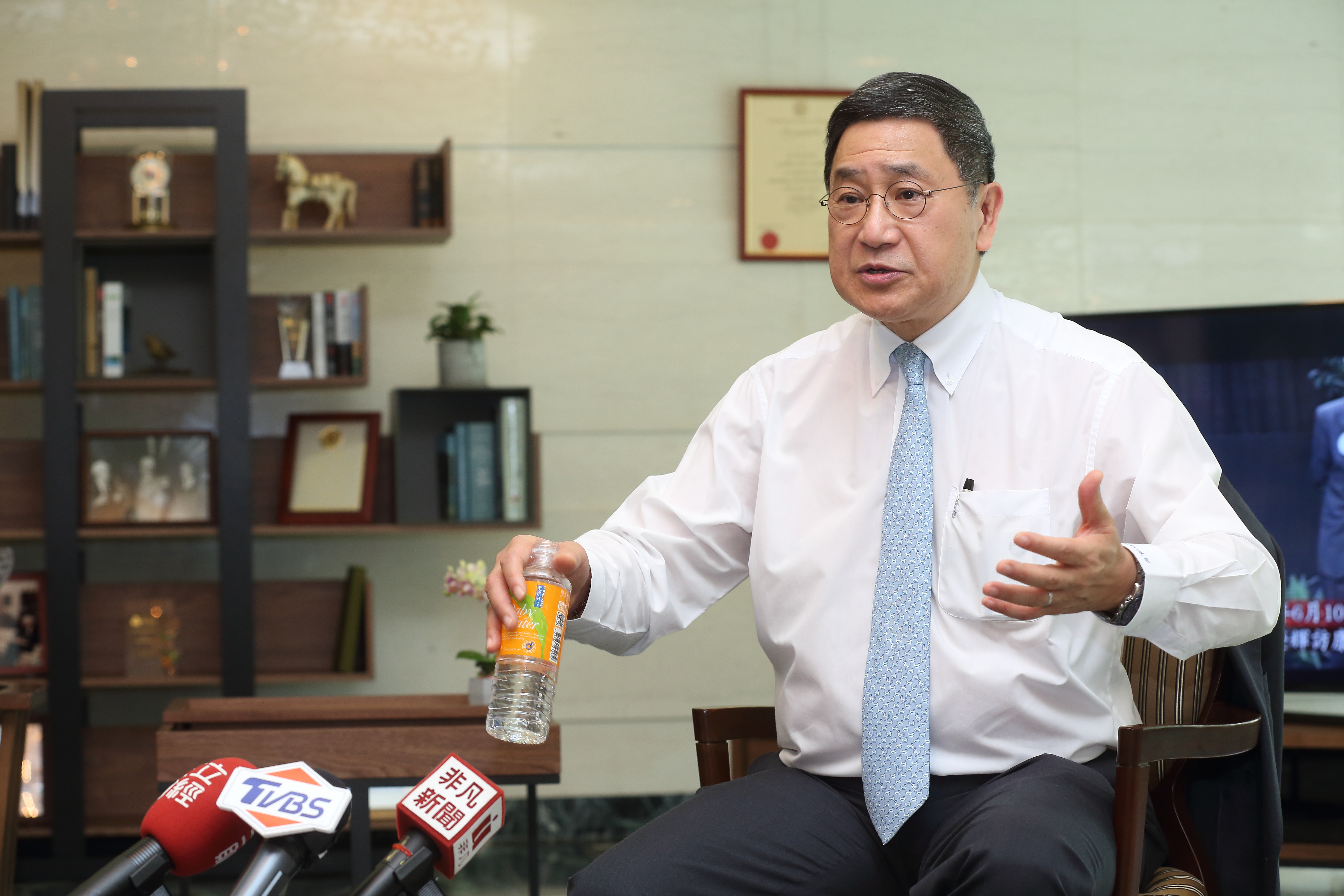 台泥董事長張安平今（28）日在股東會後，親上火線回應近日水泥業，因亞泥礦權展延掀起的環保爭議。