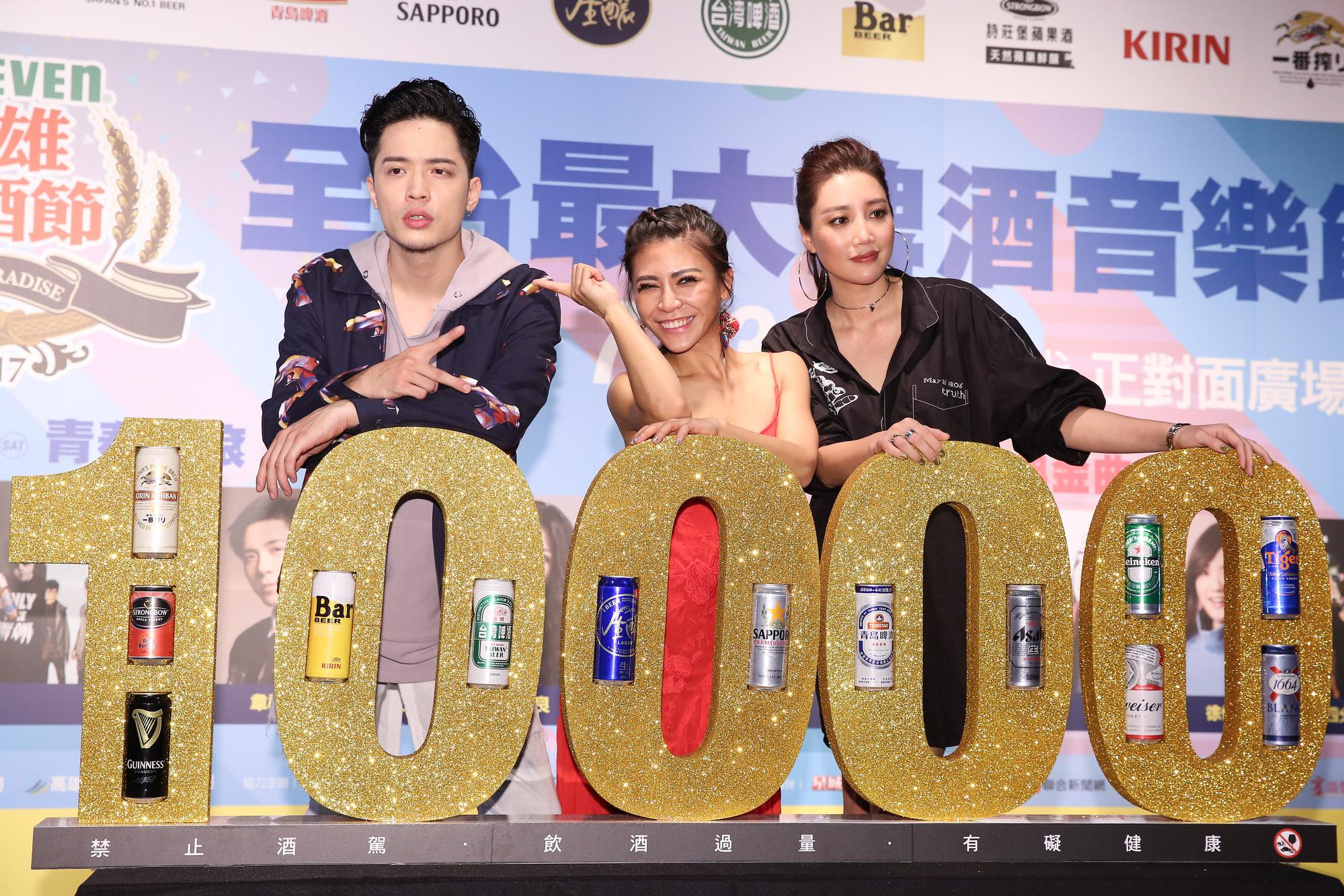 A-Lin(右起)、艾怡良、J-Sheon同門師姊弟攜手出席啤酒節記者會，新科歌后艾怡良喜上眉梢。