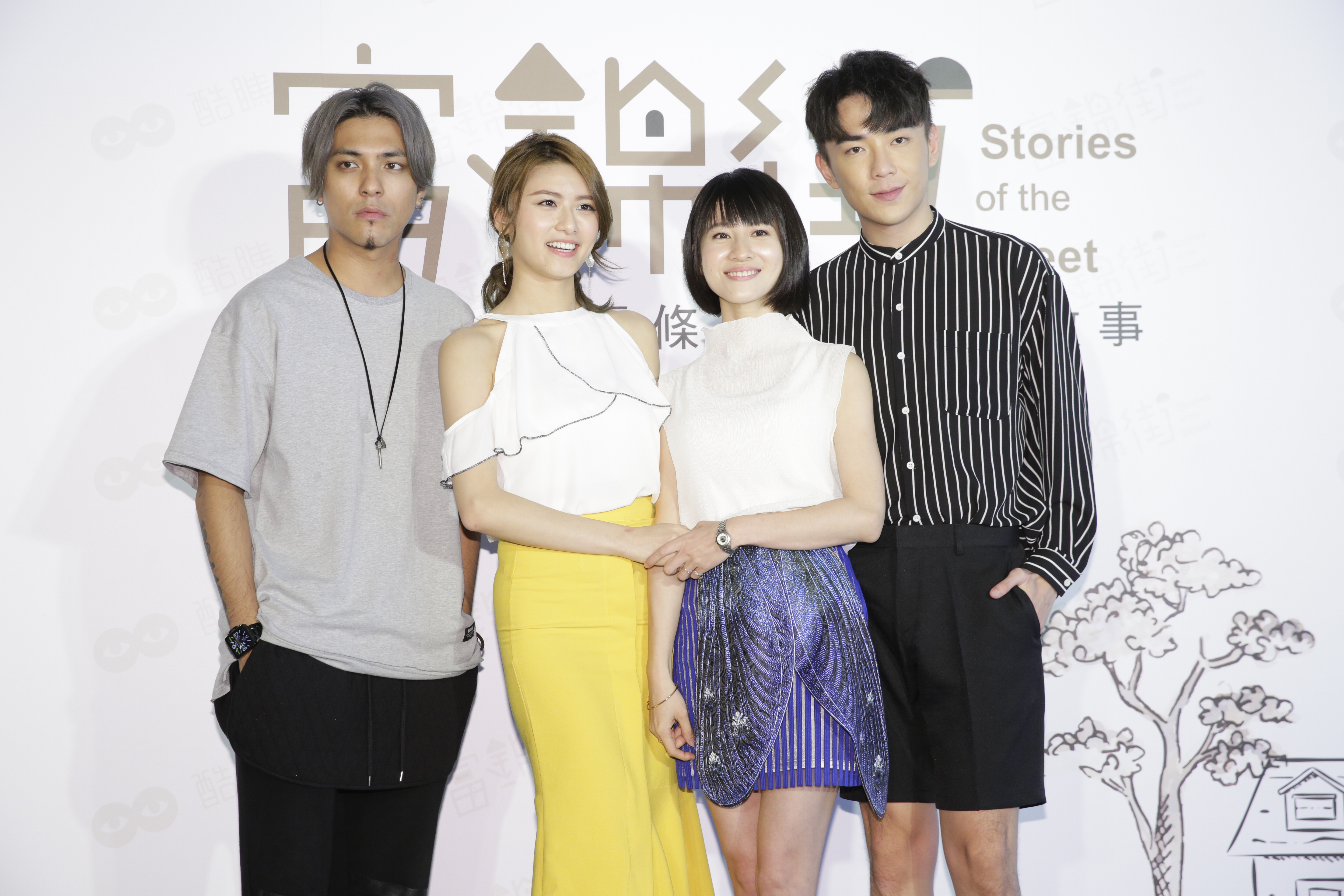 嘎嘎在記者會上看起來心不在焉。由左至右為:嘎嘎、妞妞、連俞涵、森竣。