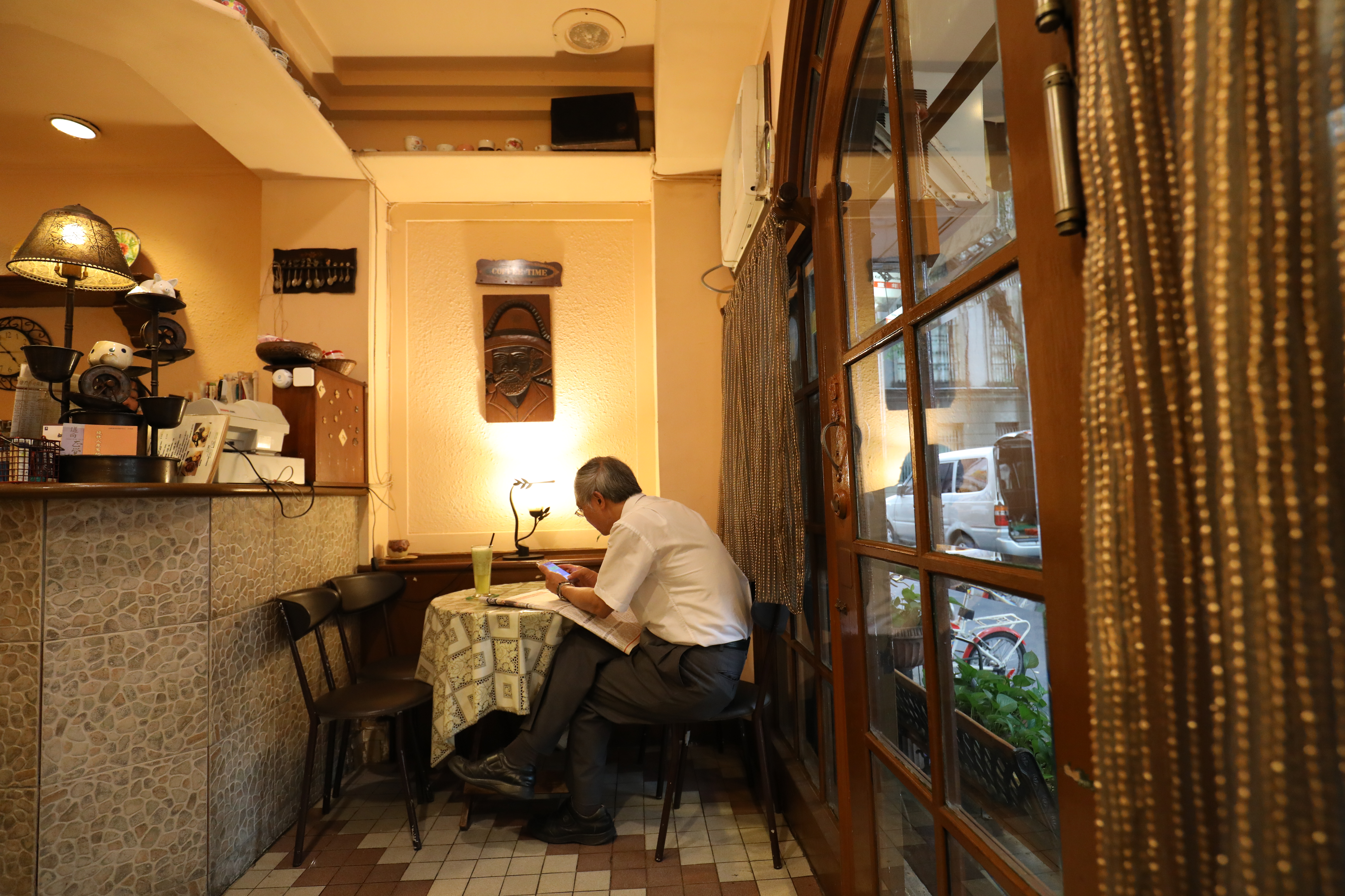 一杯咖啡、一碗羅宋湯，客人就可以在上上咖啡坐一整天。