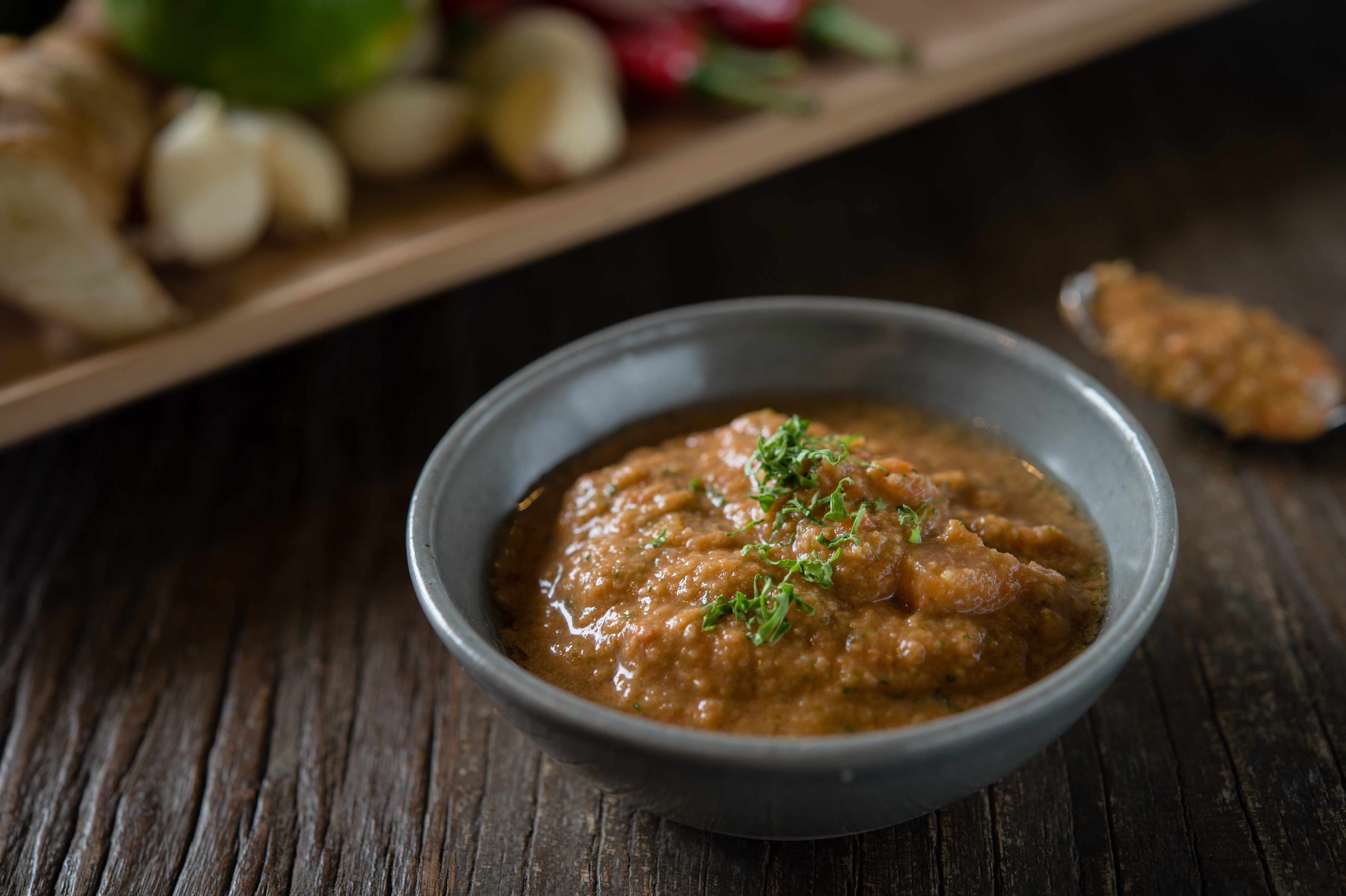 混入朝天椒的辣味莎莎醬，比原版更適合用於中式料理。