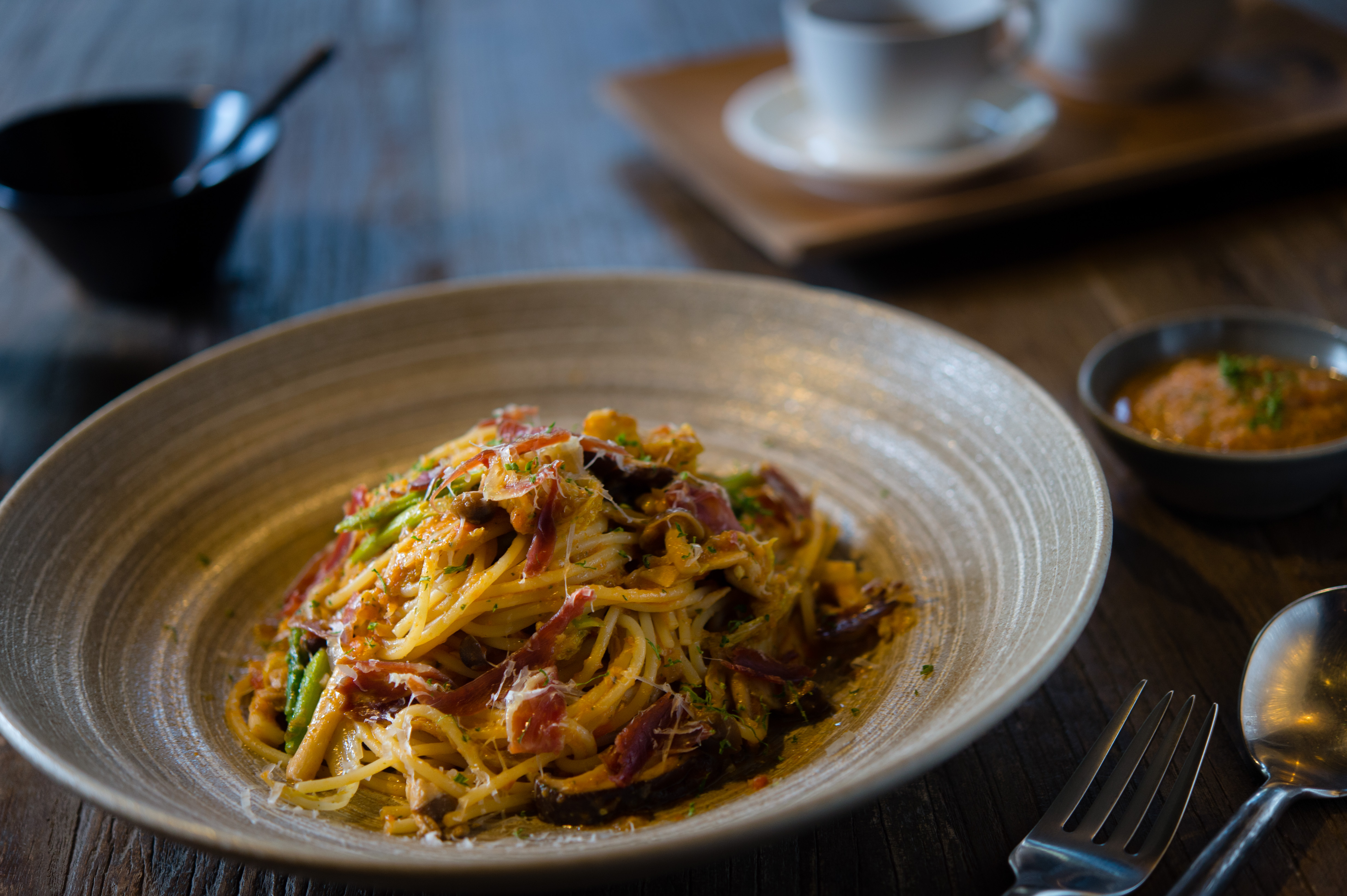 取一些莎莎醬炒義大利麵，還沒吃上一口香氣就撲鼻而來。