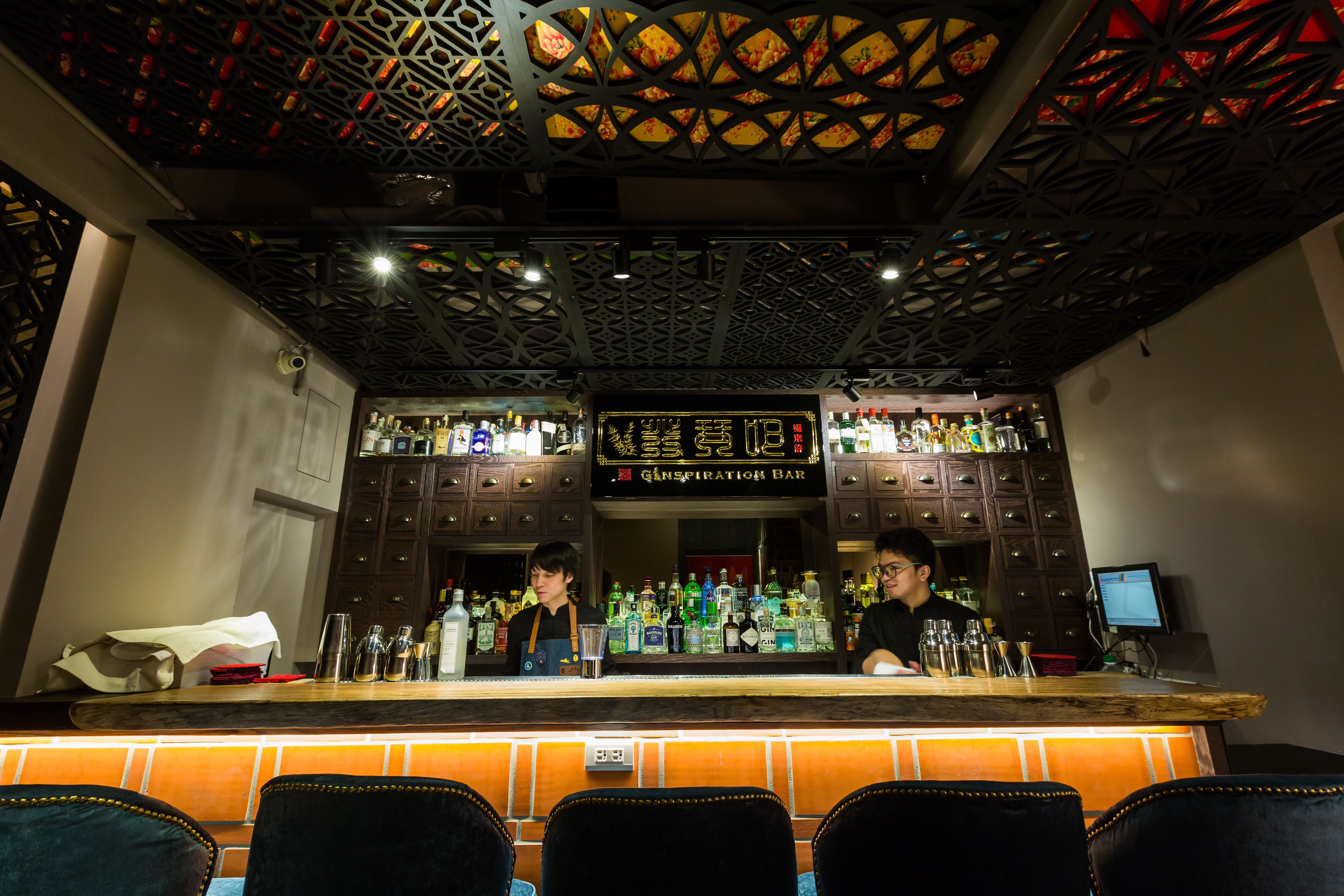 「發琴吧」置身在大稻埕裡，加上琴酒以杜松子和藥草調味而成，因此主牆面特別設計成藥櫃。