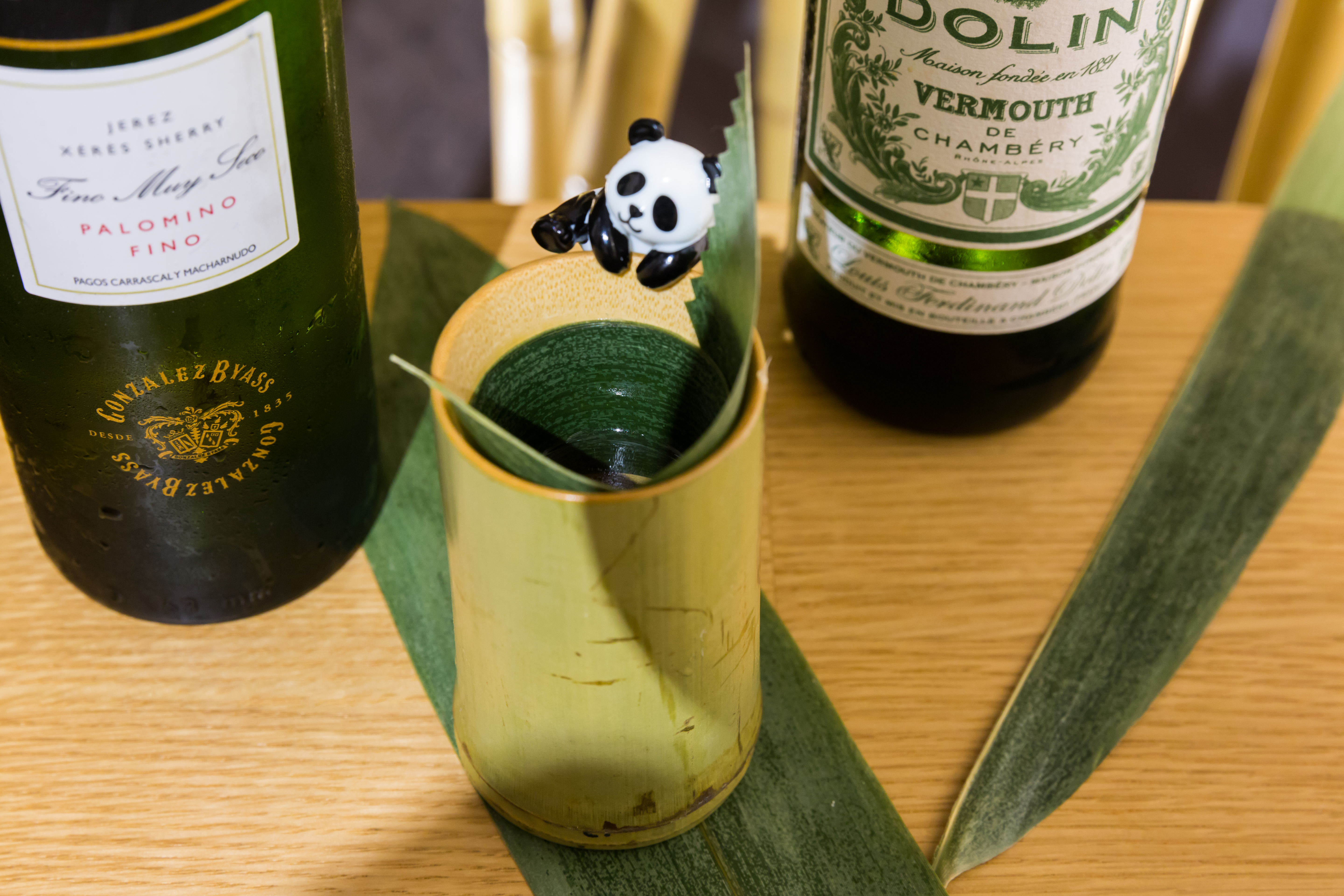 擺上熊貓食玩的開胃酒「Bamboo竹子」，外型十分討喜，採用雪莉酒和不甜苦艾酒、柑橘苦精，喝來有細微的回甘感。（300元／杯）
