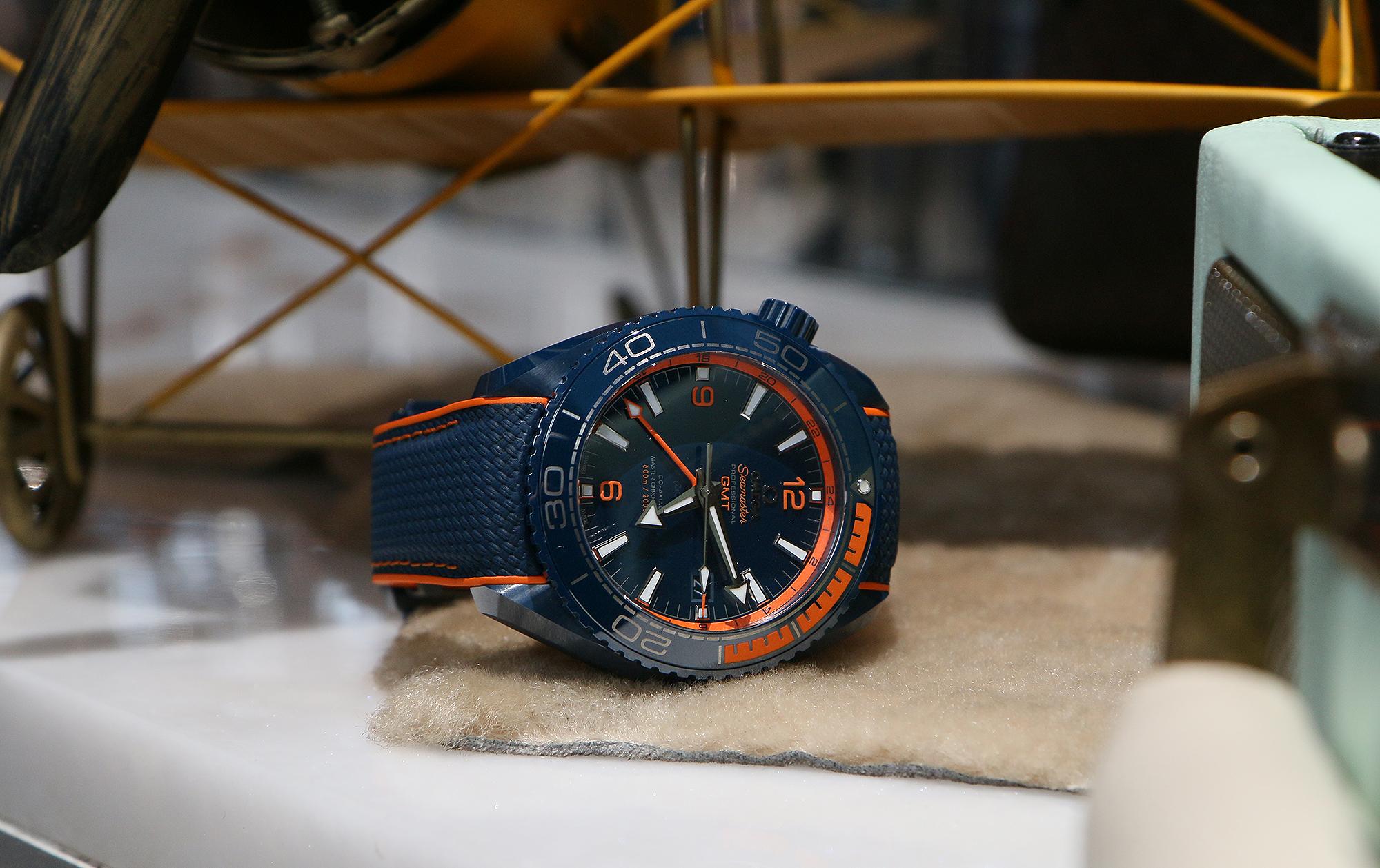 Speedmaster Planet Ocean"Big Blue"腕錶,定價NT$367,400。