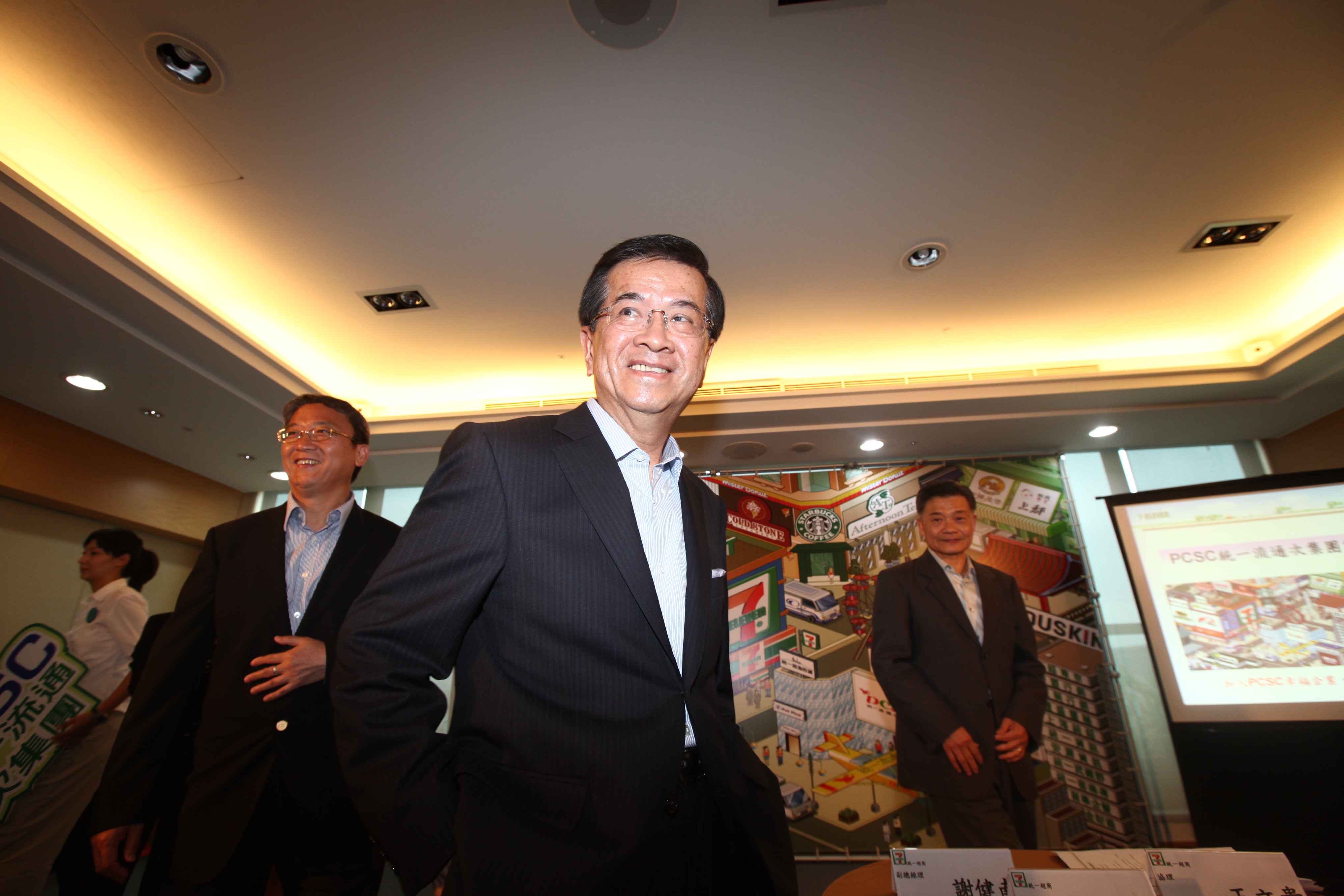 徐重仁要退休，主要是因為個人生涯規劃，7月1日起由執行長謝健南（左）帶領經營團隊。