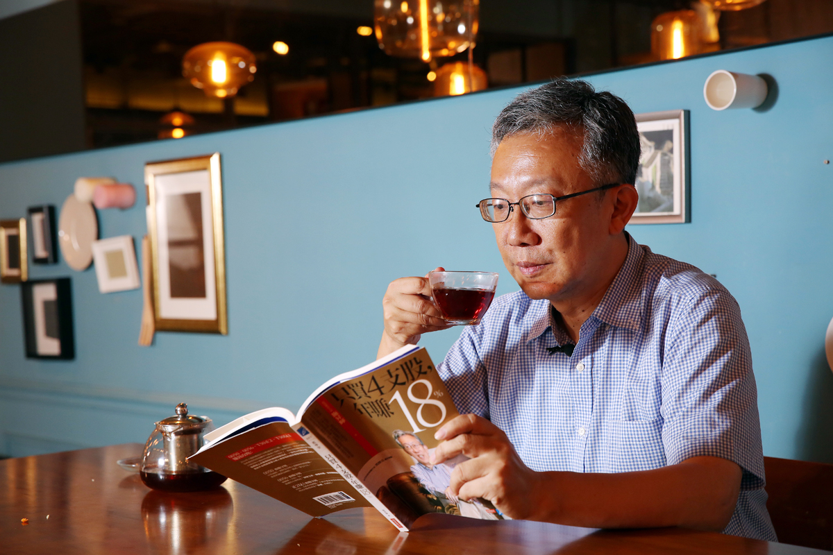 施昇輝最喜歡李小龍的經典名言：「我害怕一種踢法練過一萬次的人。」而他把這句名言運用在投資上。