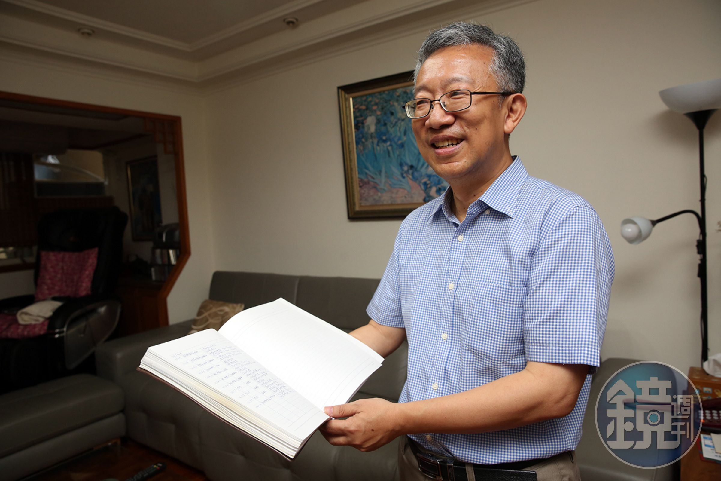 自從把自己的故事與投資方法寫成書後，施昇輝已經從失業歐吉桑變成知名作家。