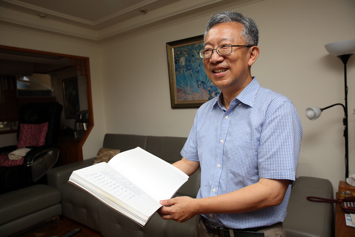 自從把自己的故事與投資方法寫成書後，施昇輝已經從失業歐吉桑變成知名作家。