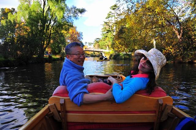 施昇輝夫婦退休後，用0050賺來的錢，到歐洲、紐西蘭等地看美景、健行，也在國內露營、住民宿，享受愜意生活。