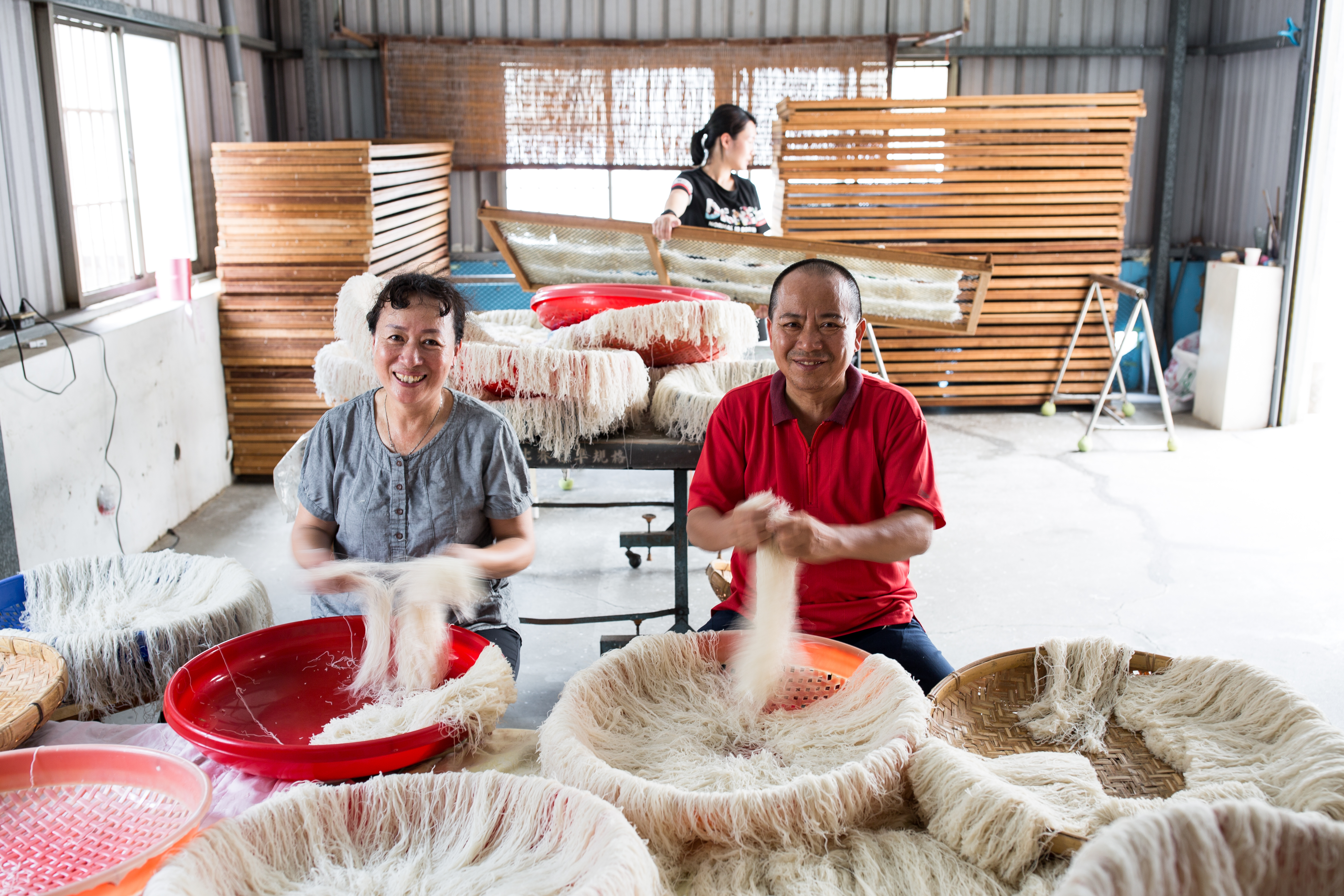東德成是新竹米粉寮僅存的百年手工純米米粉廠，第3代負責人郭連進（右）與妻子林美津（左）至今仍每天靠手撕，製作米粉。