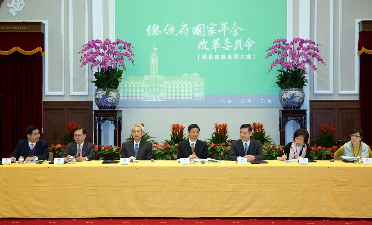 立院三讀通過後,公務人員18%優存將於2年後正式走入歷史,而公教人員退休金請領年齡也延後到65歲。