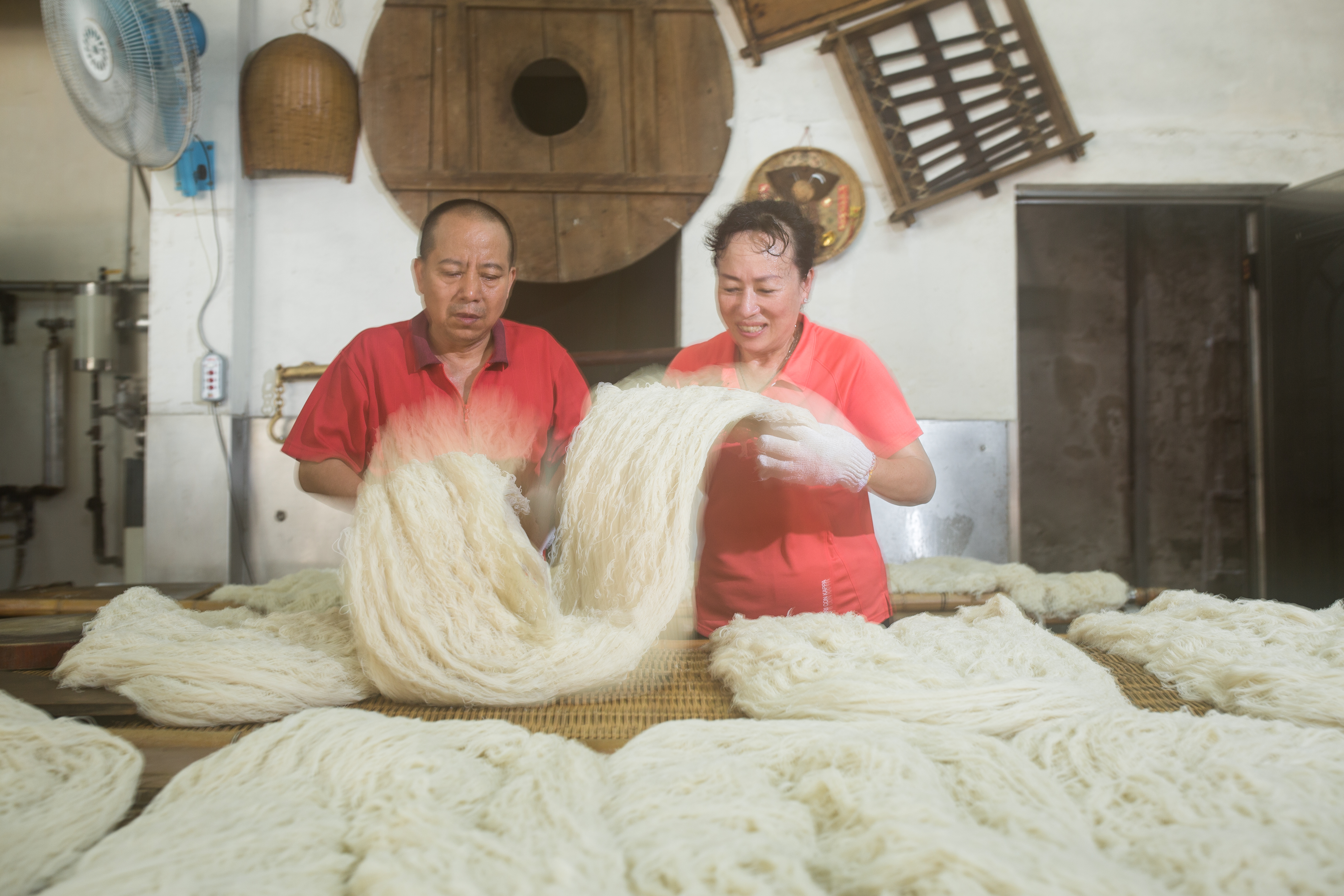 郭連進（左）與林美津（右）意外接班米粉家業，堅持製作傳統手工米粉。