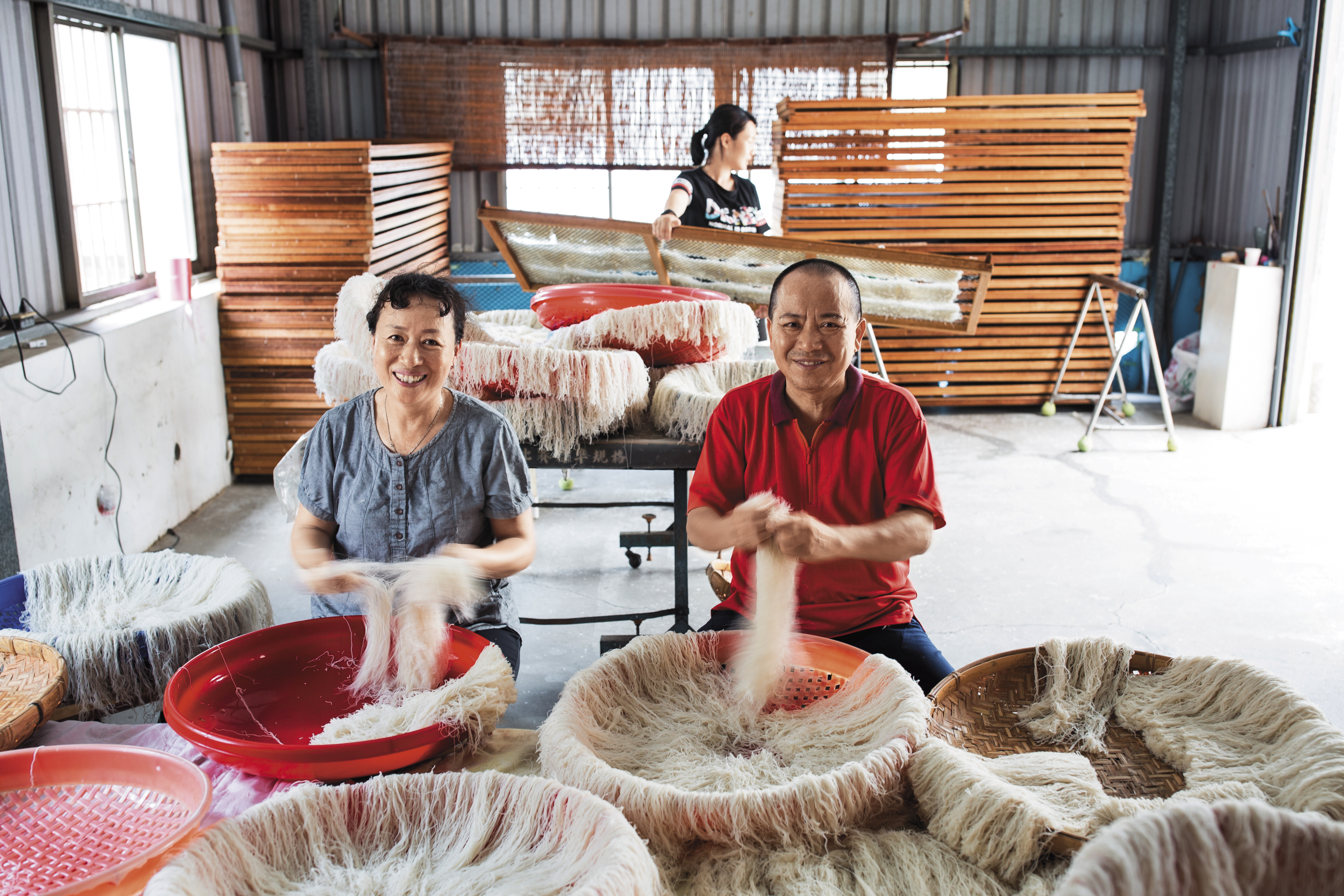 東德成是新竹米粉寮僅存的百年手工純米米粉廠，第3代負責人郭連進（右）與妻子林美津（左）至今仍每天靠手撕，製作米粉。